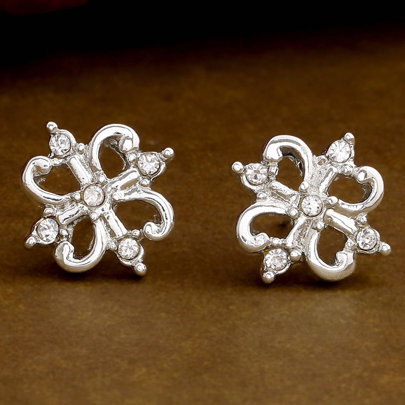     			Estele White Stud Earrings ( Pack of 1 )