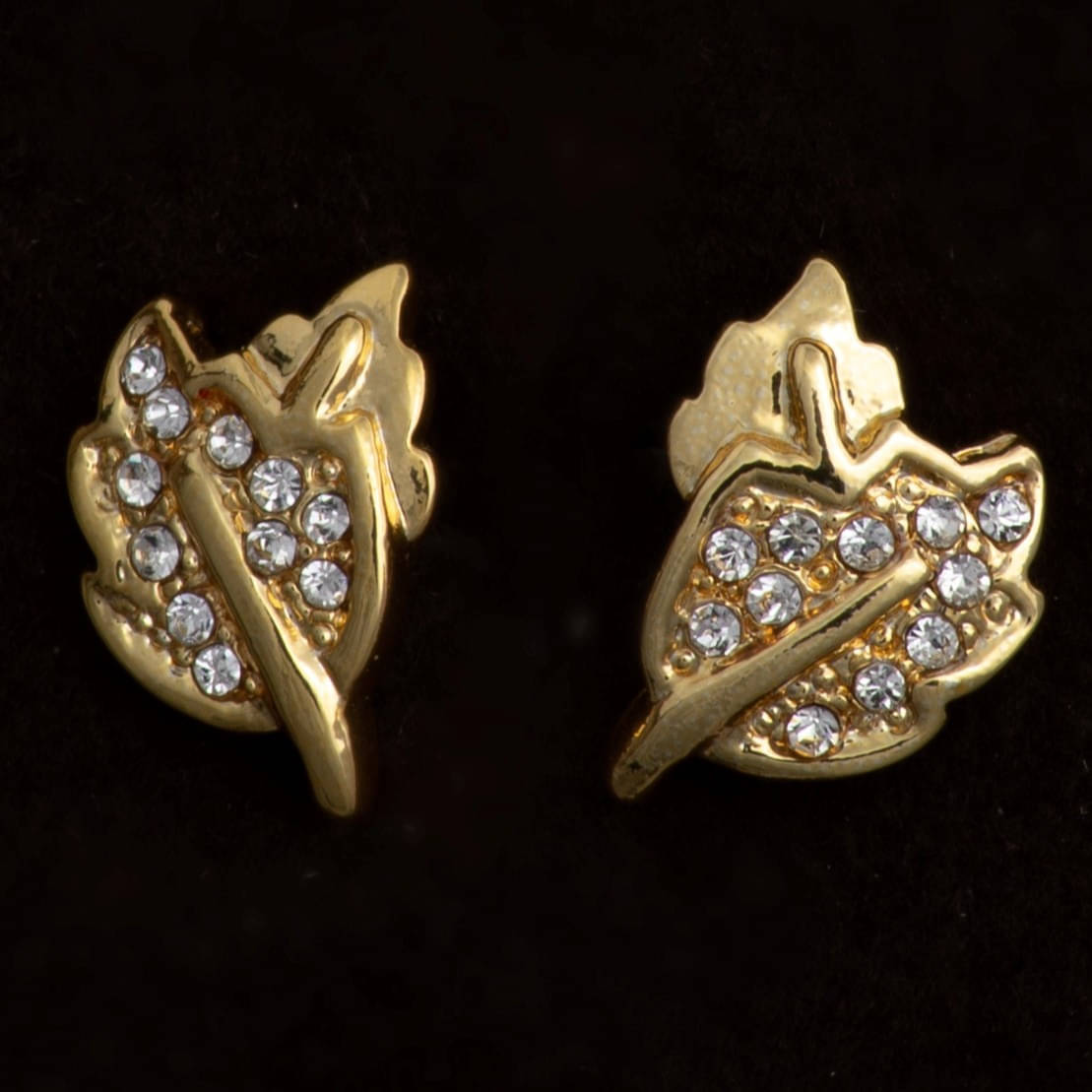     			Estele White Stud Earrings ( Pack of 1 )