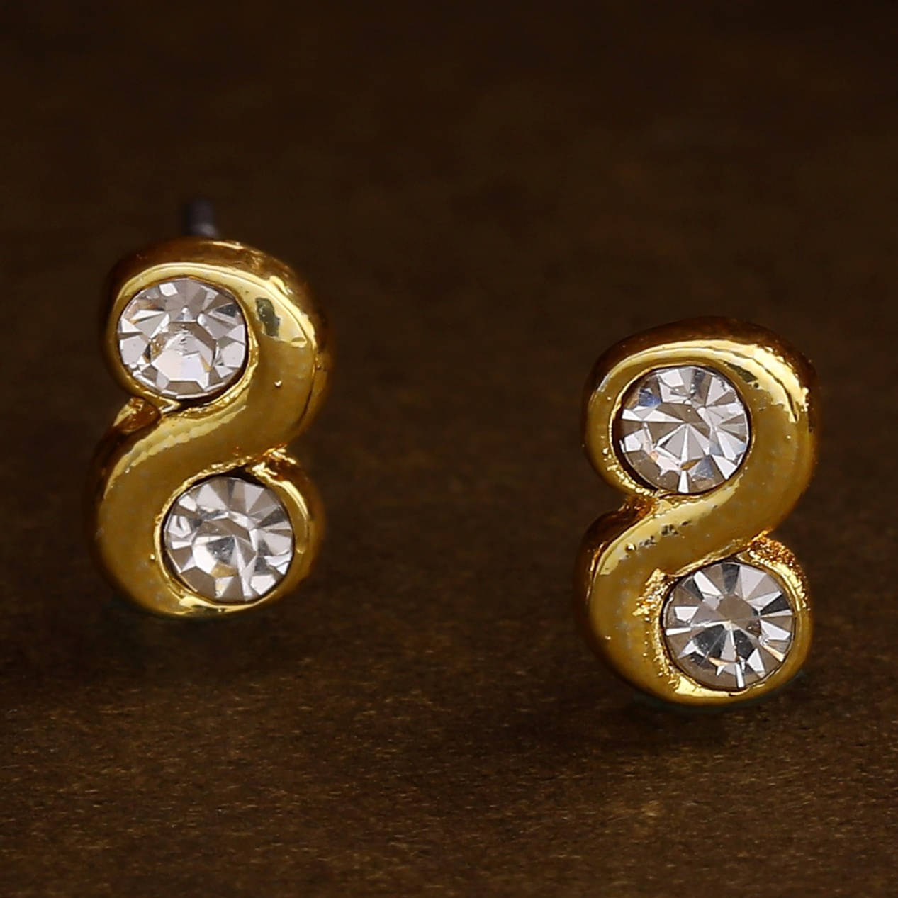     			Estele White Stud Earrings ( Pack of 1 )