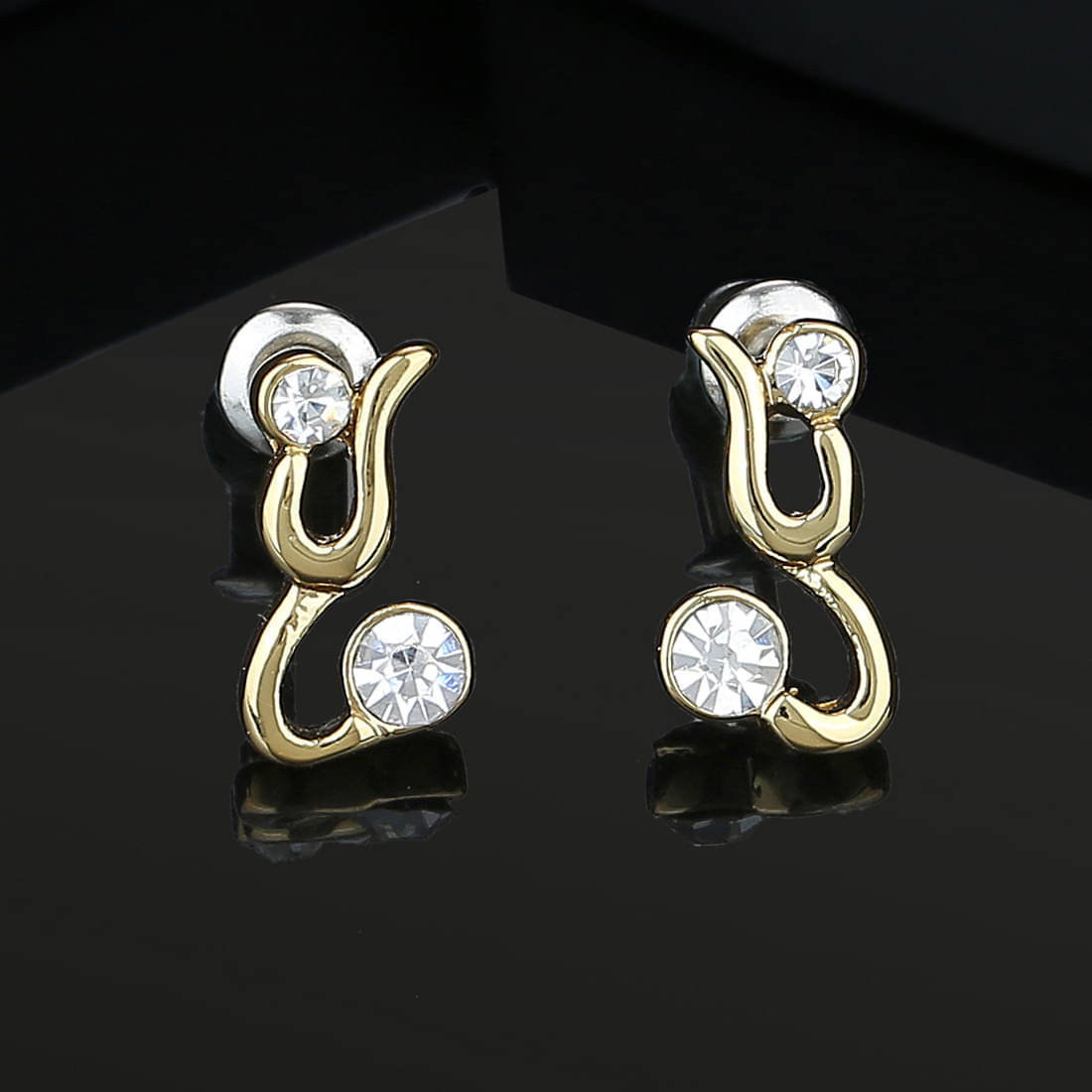     			Estele White Stud Earrings ( Pack of 1 )