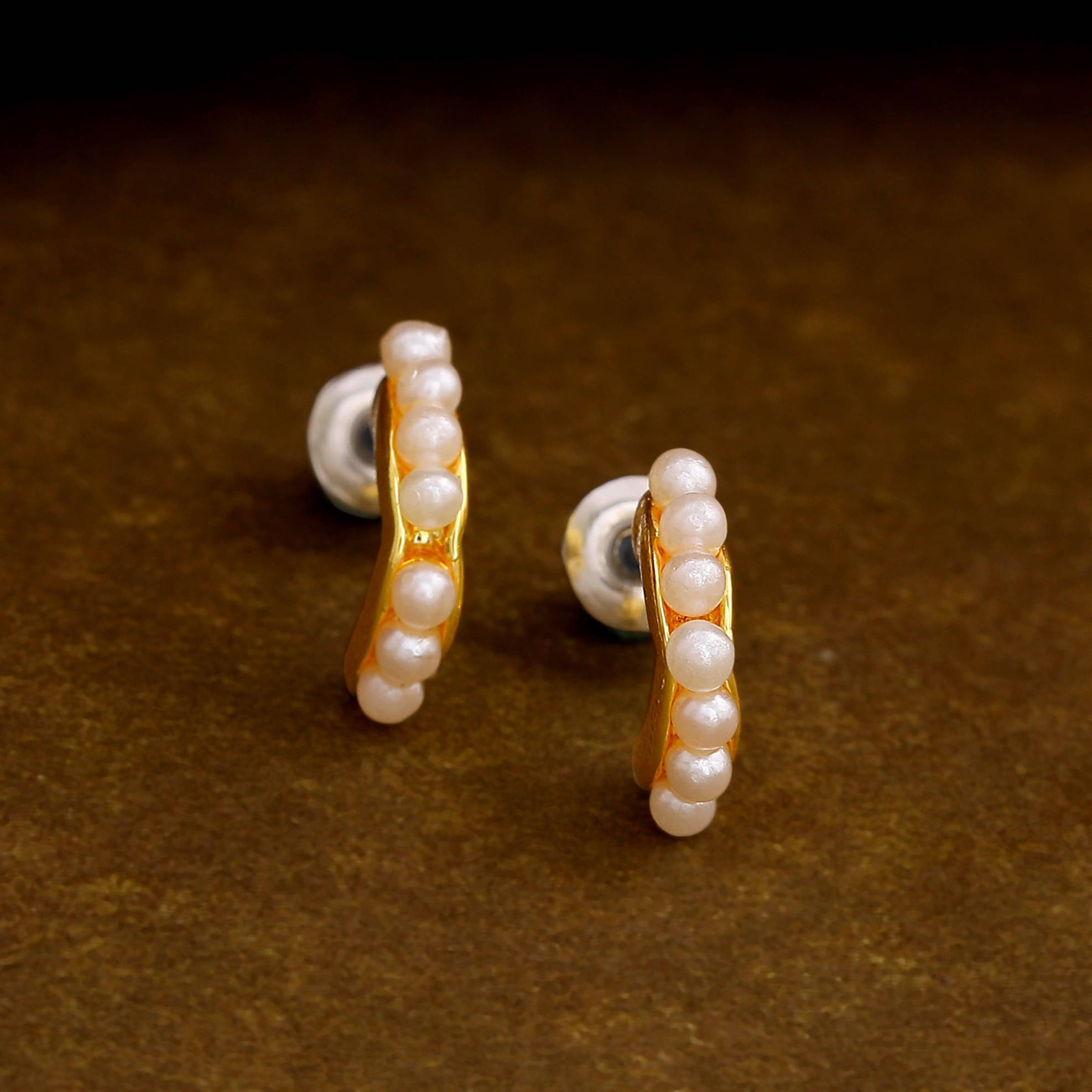     			Estele White Stud Earrings ( Pack of 1 )