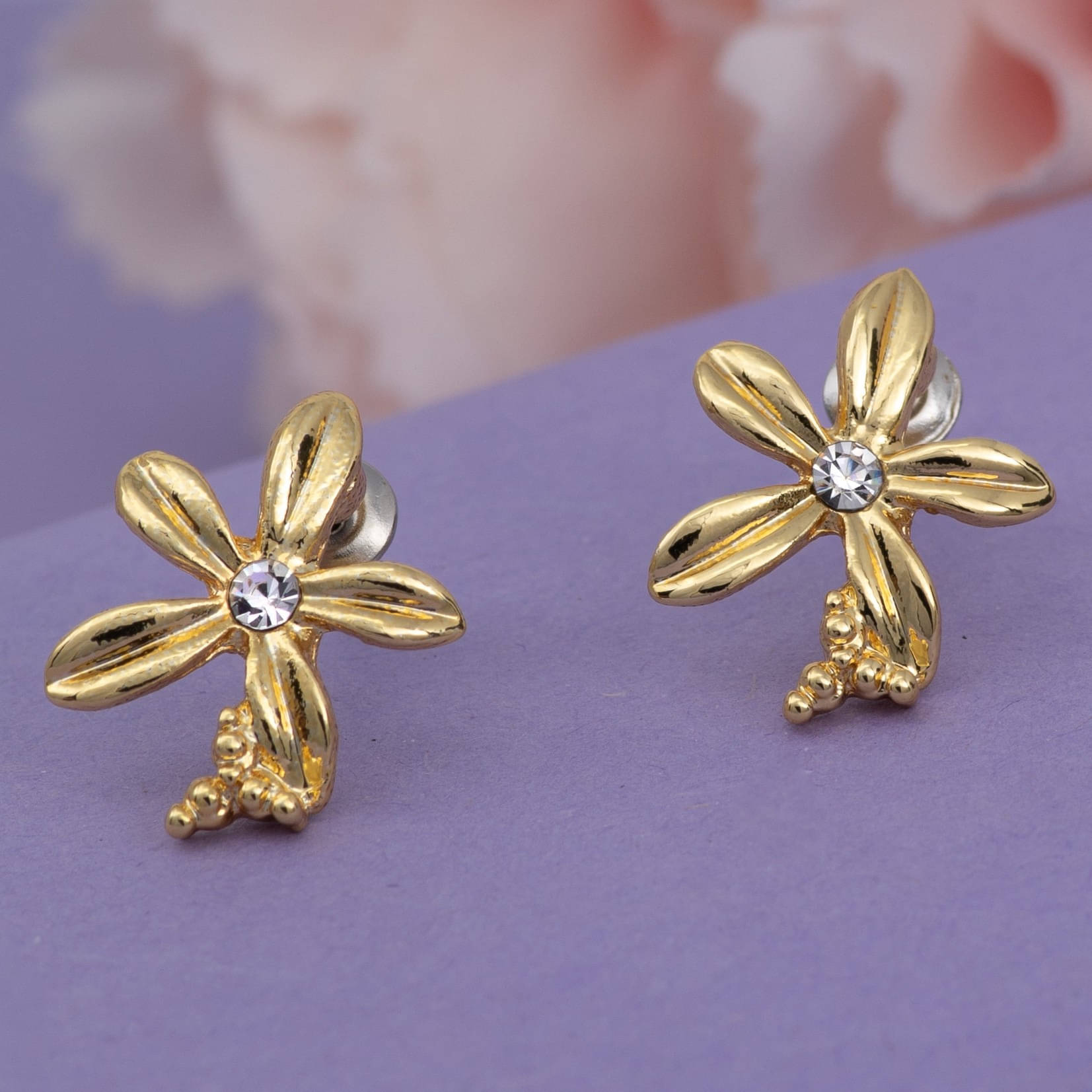     			Estele White Stud Earrings ( Pack of 1 )