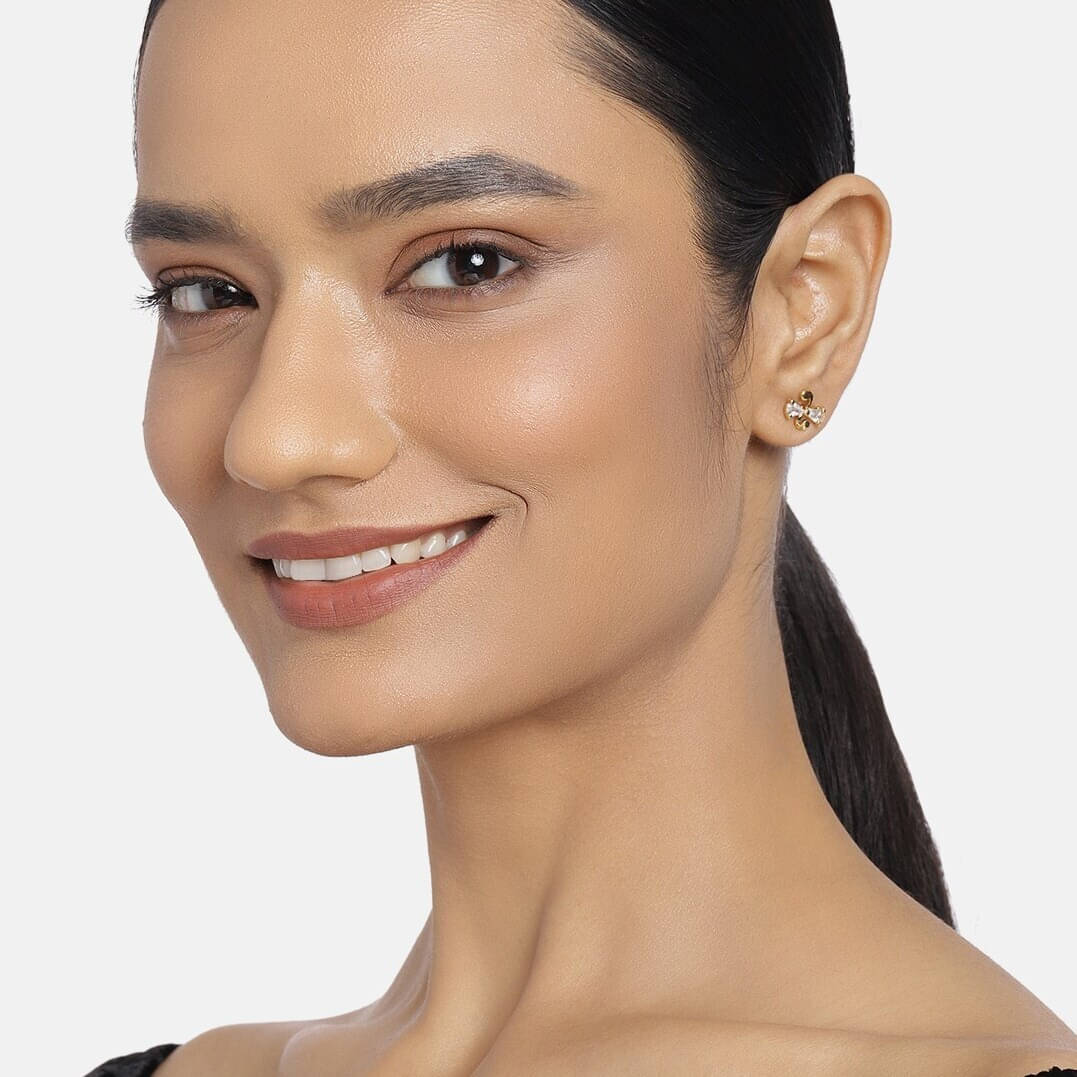     			Estele White Stud Earrings ( Pack of 1 )