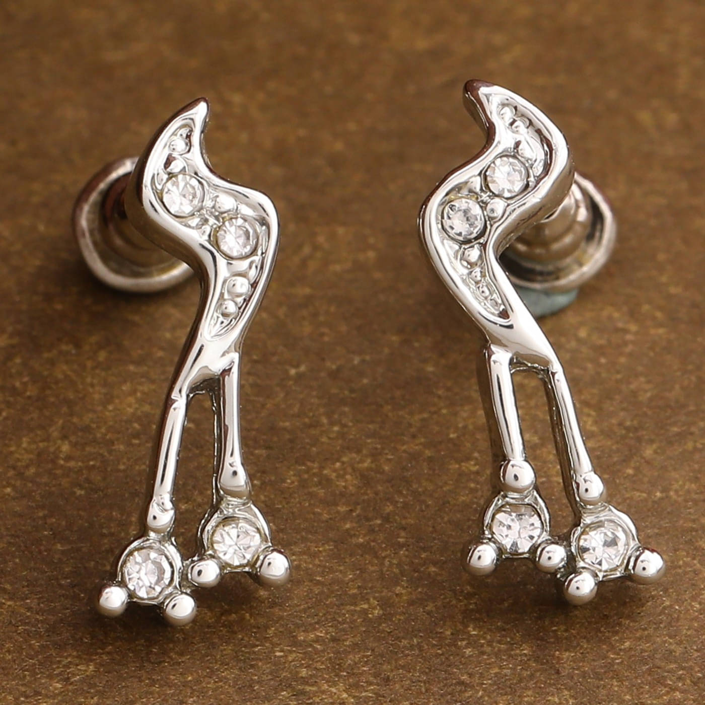     			Estele White Stud Earrings ( Pack of 1 )