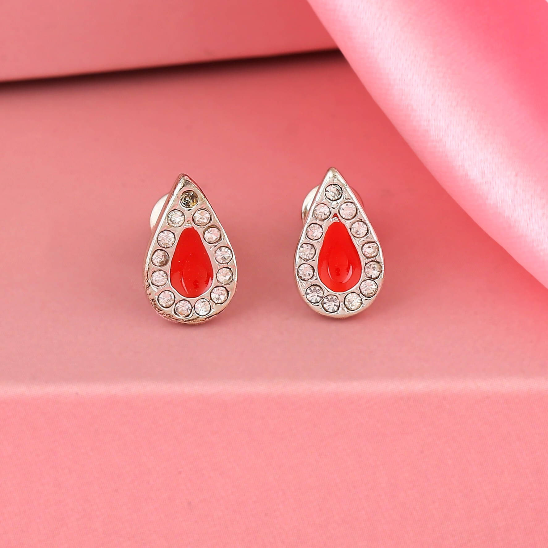     			Estele White Stud Earrings ( Pack of 1 )
