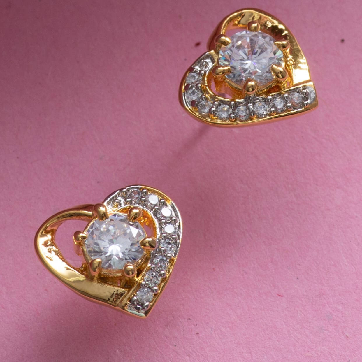     			Estele White Stud Earrings ( Pack of 1 )