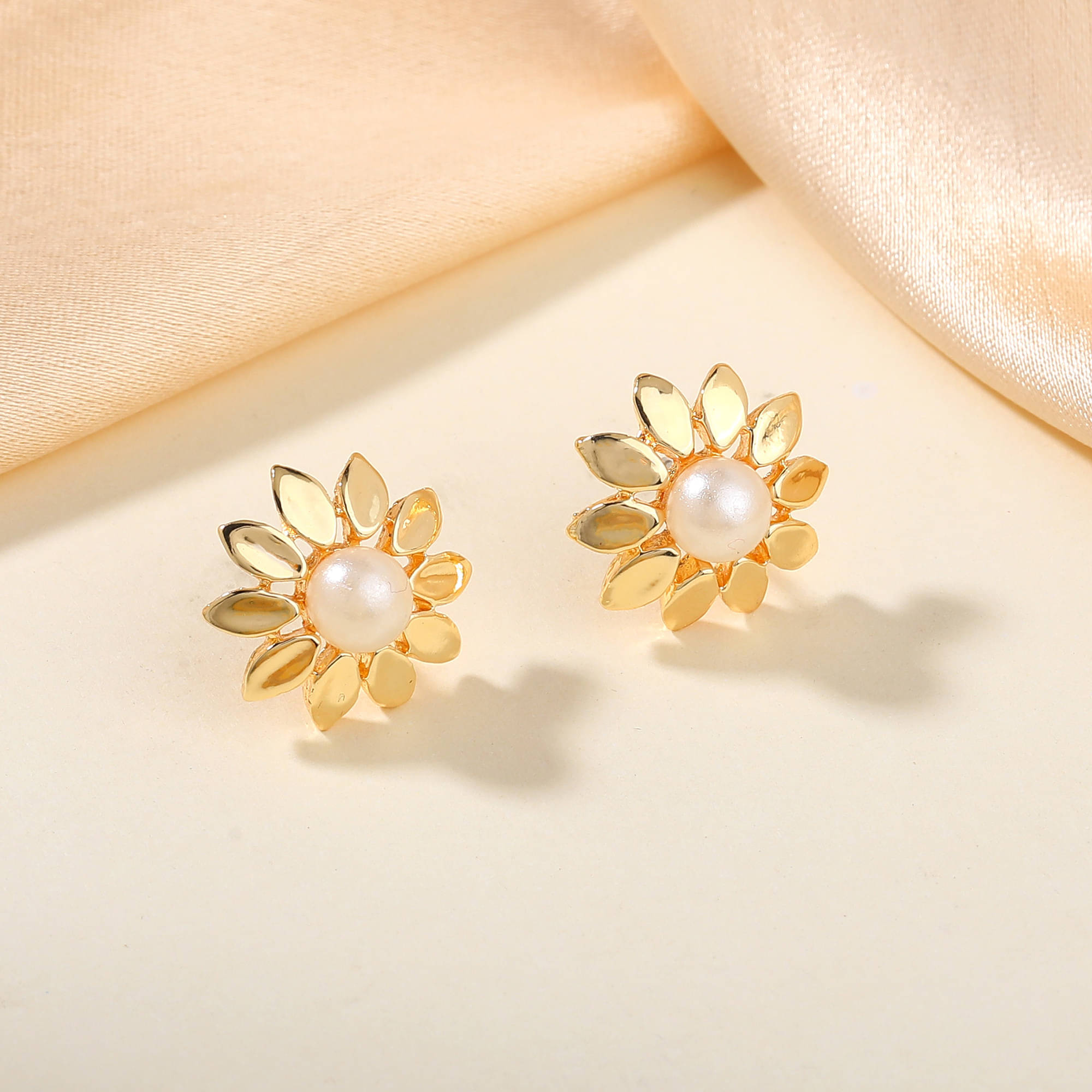     			Estele White Stud Earrings ( Pack of 1 )