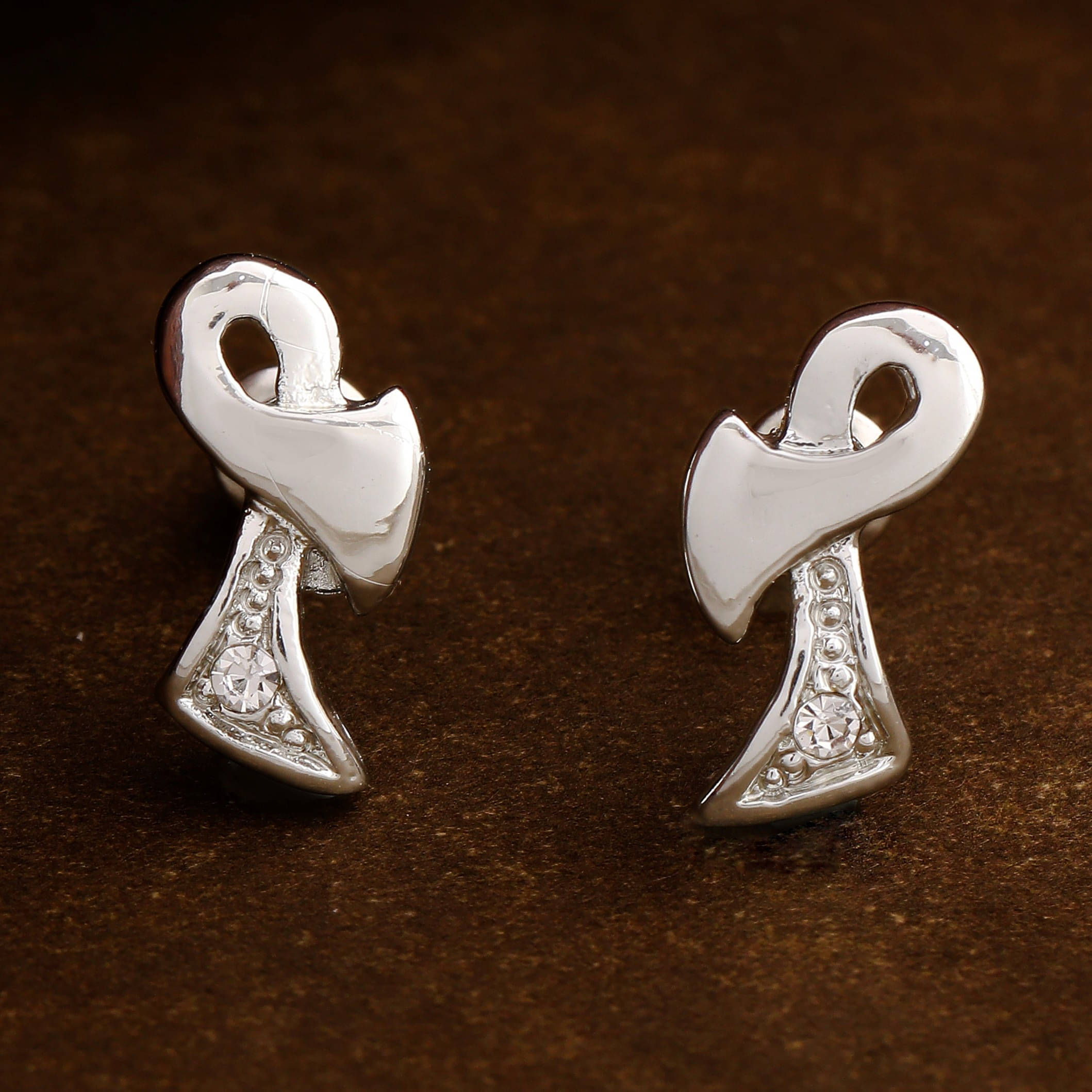     			Estele White Stud Earrings ( Pack of 1 )