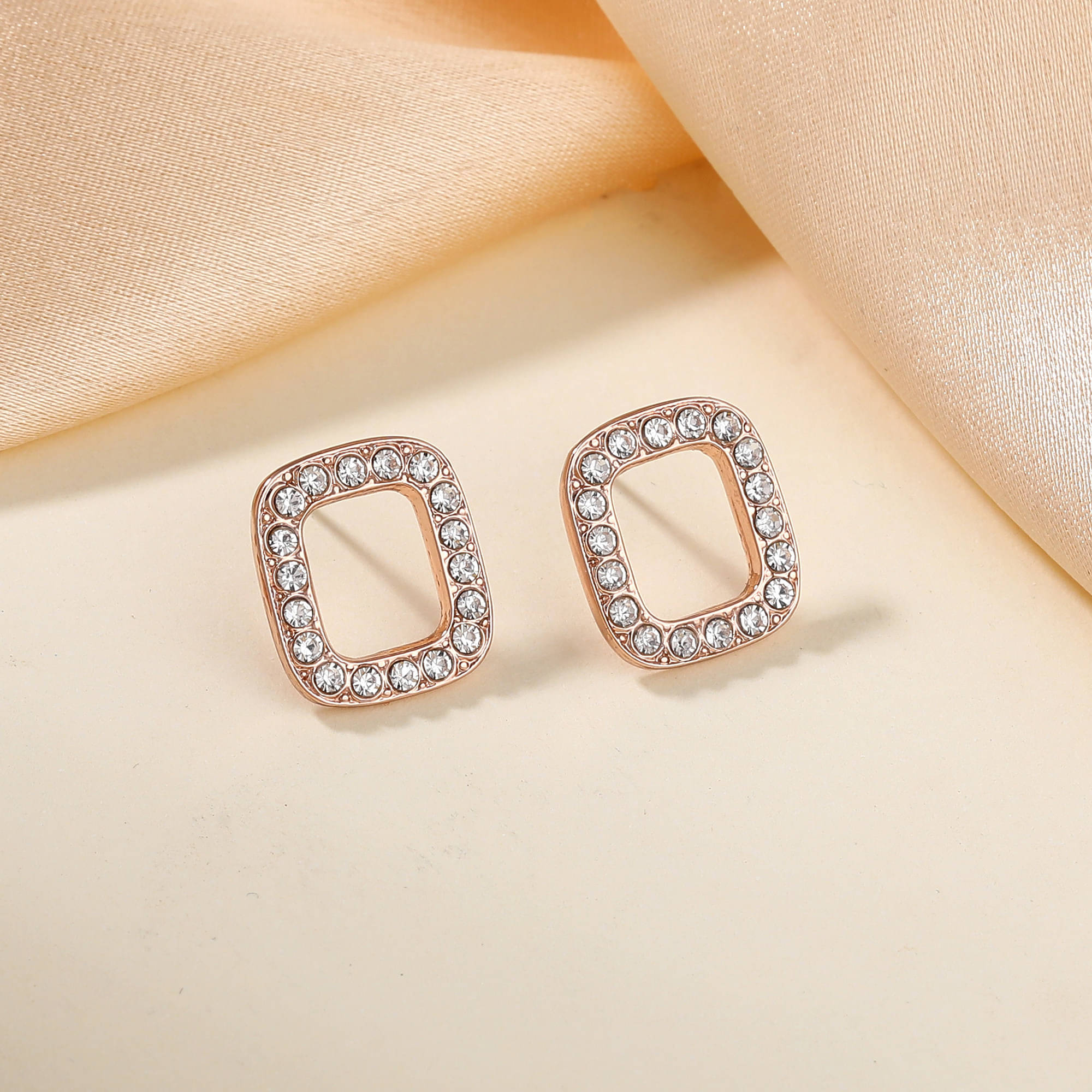     			Estele White Stud Earrings ( Pack of 1 )