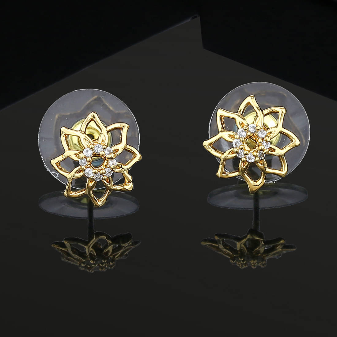     			Estele White Stud Earrings ( Pack of 1 )
