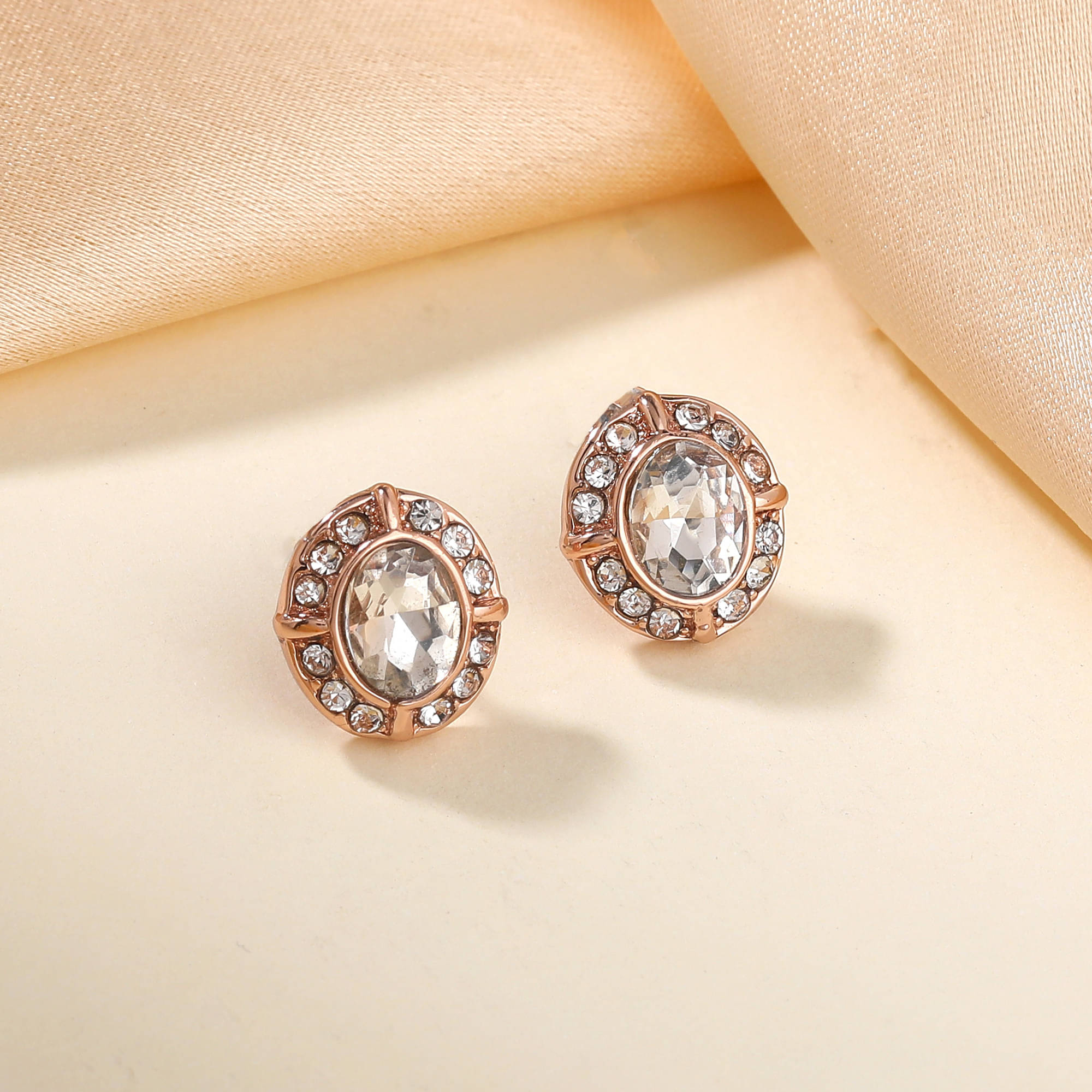     			Estele White Stud Earrings ( Pack of 1 )