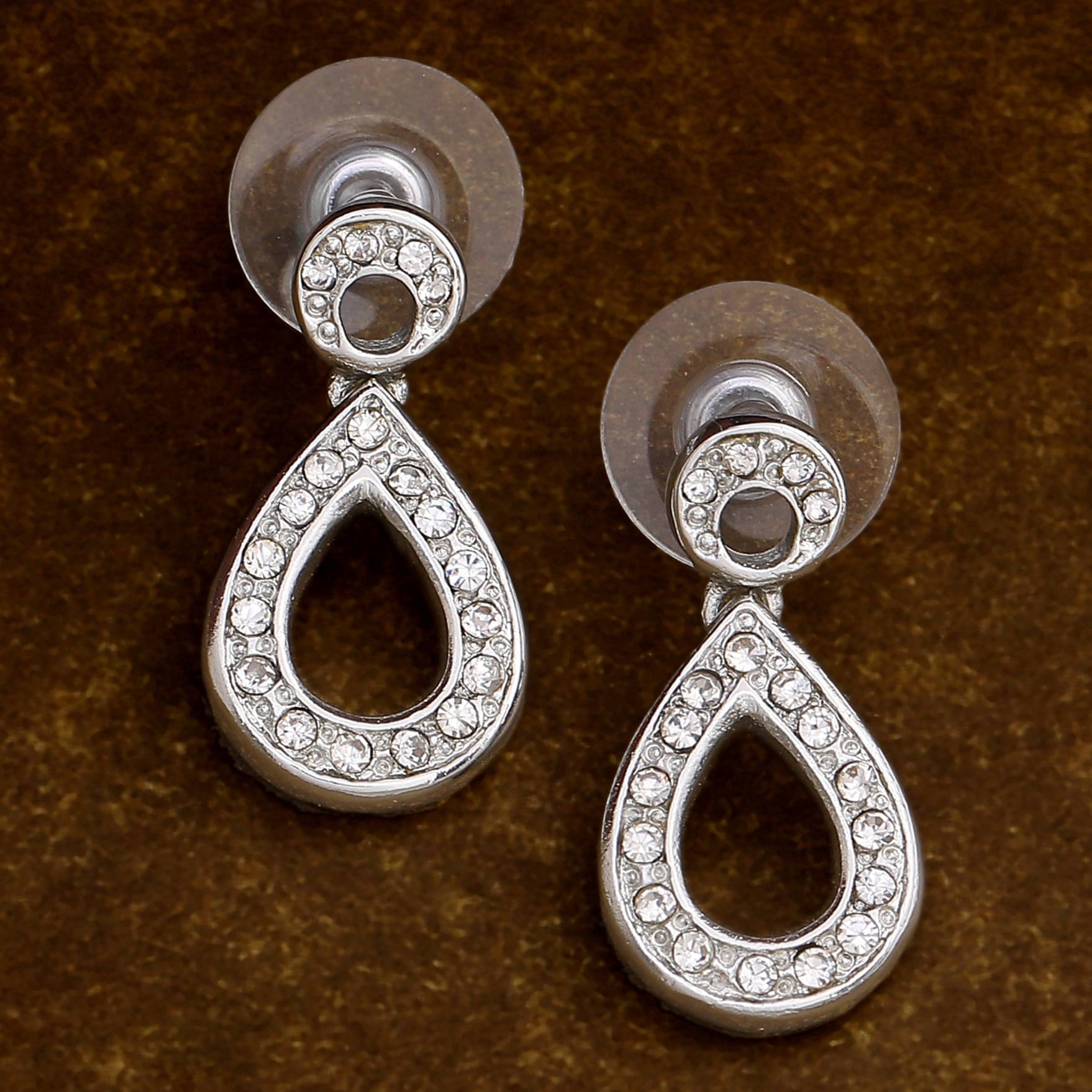     			Estele White Stud Earrings ( Pack of 1 )
