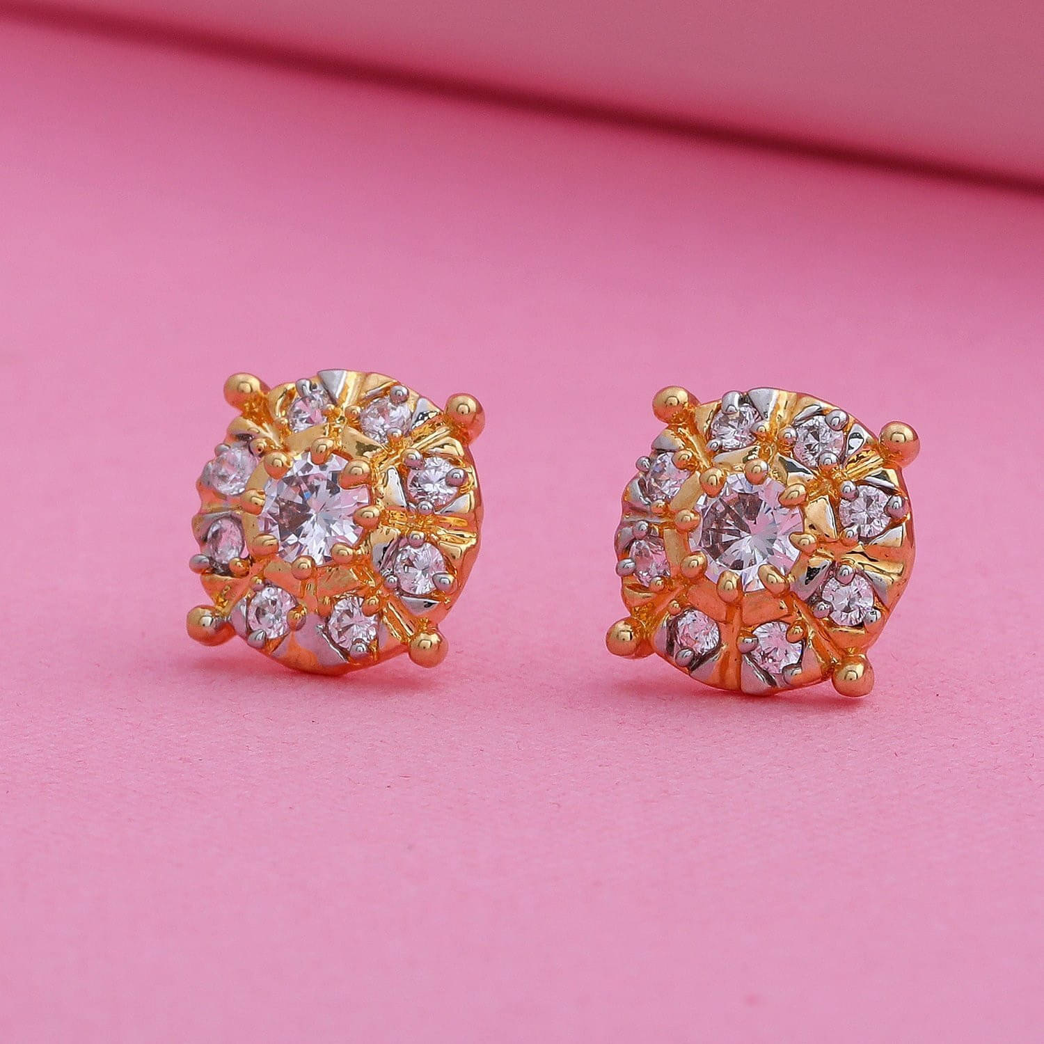     			Estele White Stud Earrings ( Pack of 1 )