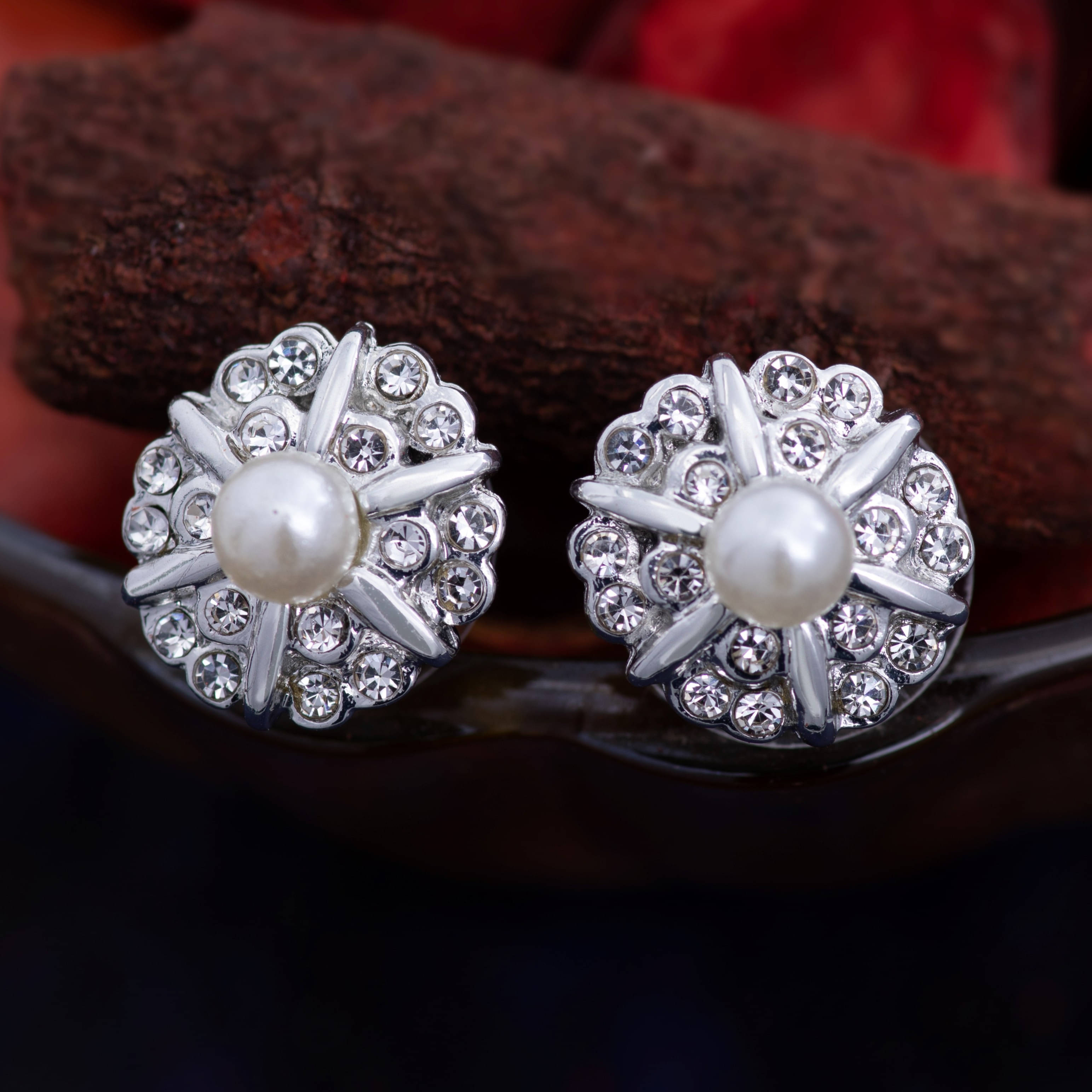     			Estele White Stud Earrings ( Pack of 1 )