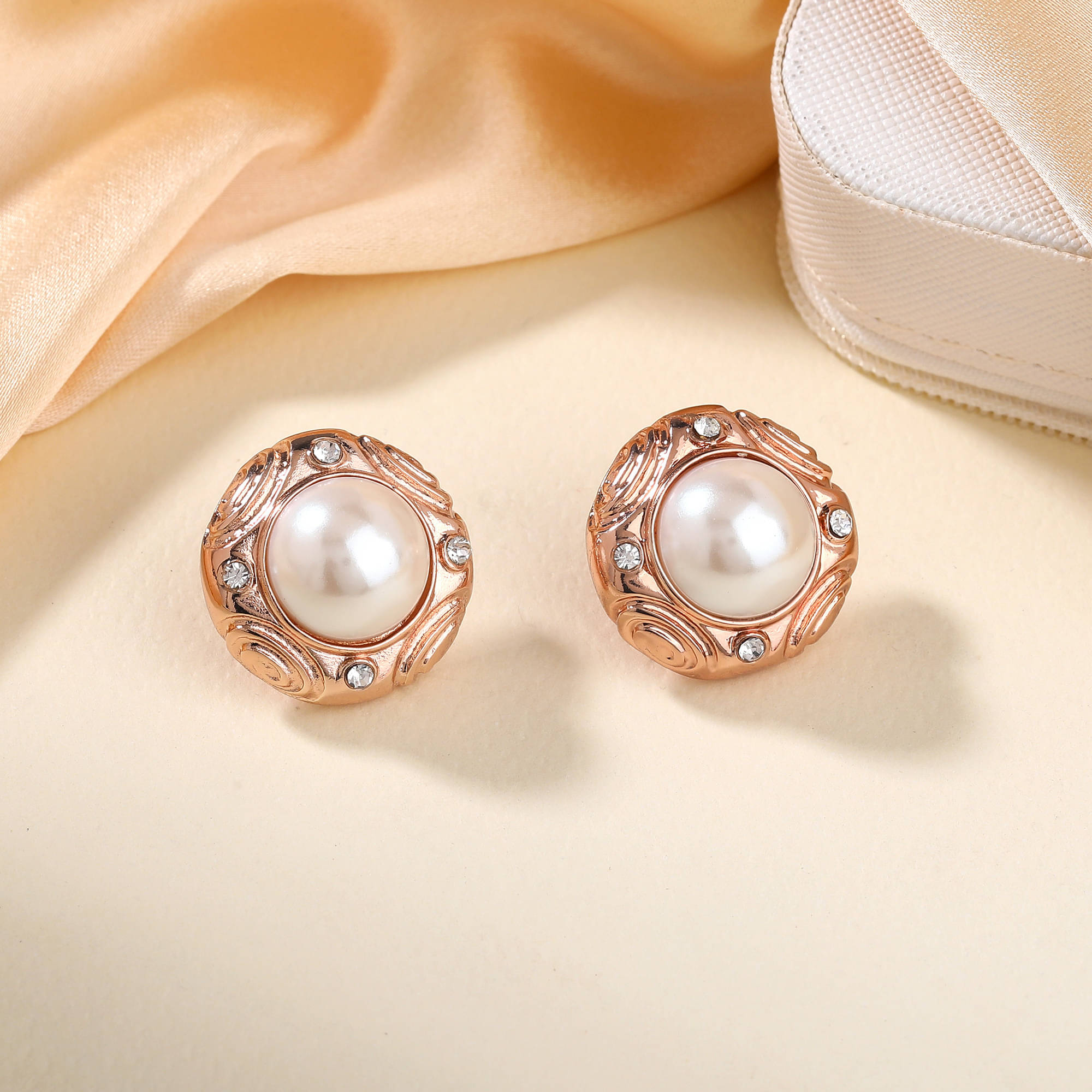     			Estele White Stud Earrings ( Pack of 1 )