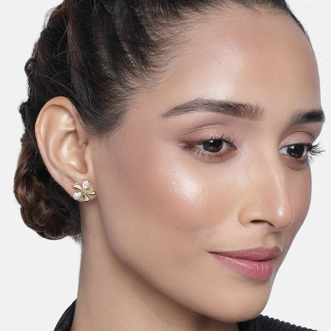     			Estele White Stud Earrings ( Pack of 1 )