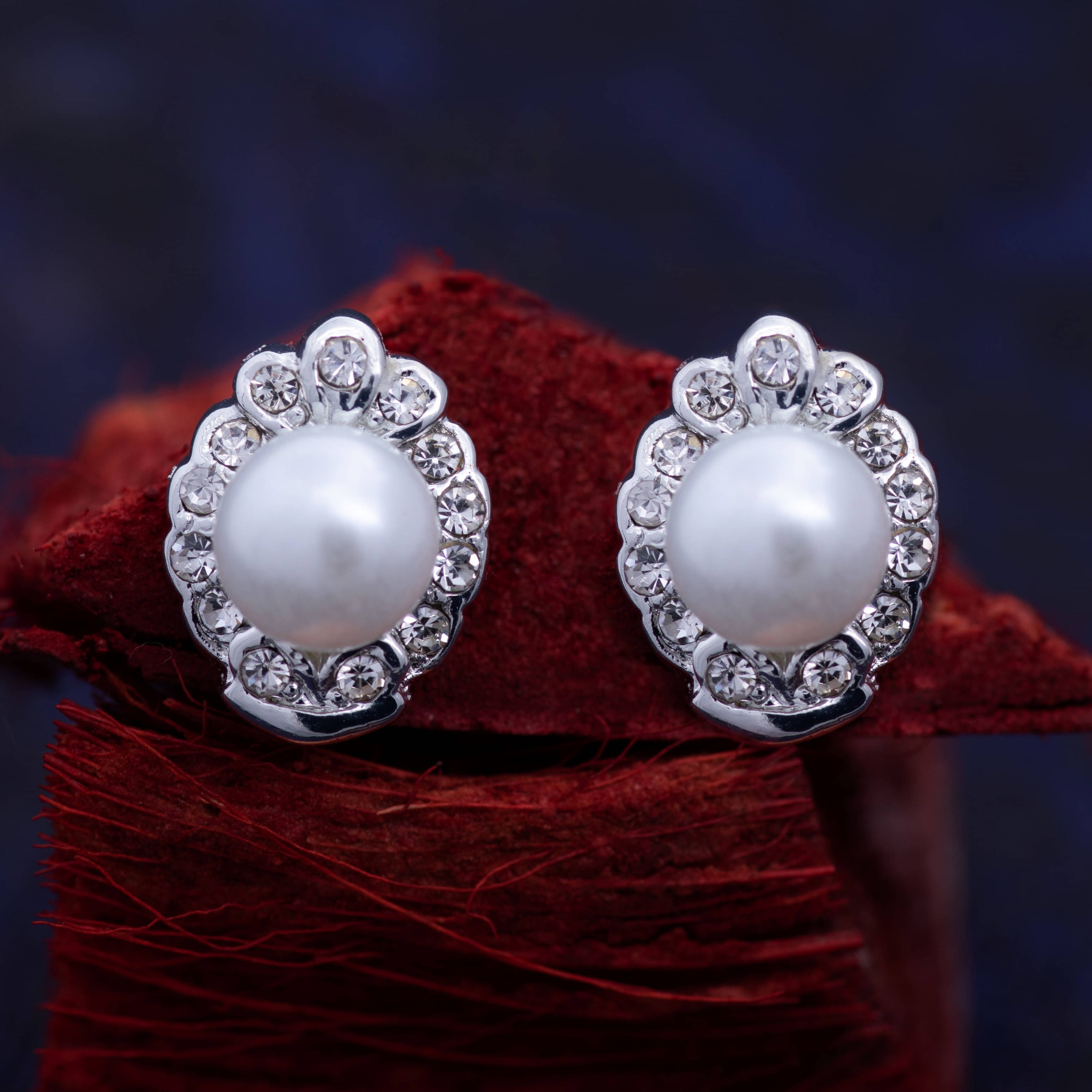     			Estele White Stud Earrings ( Pack of 1 )