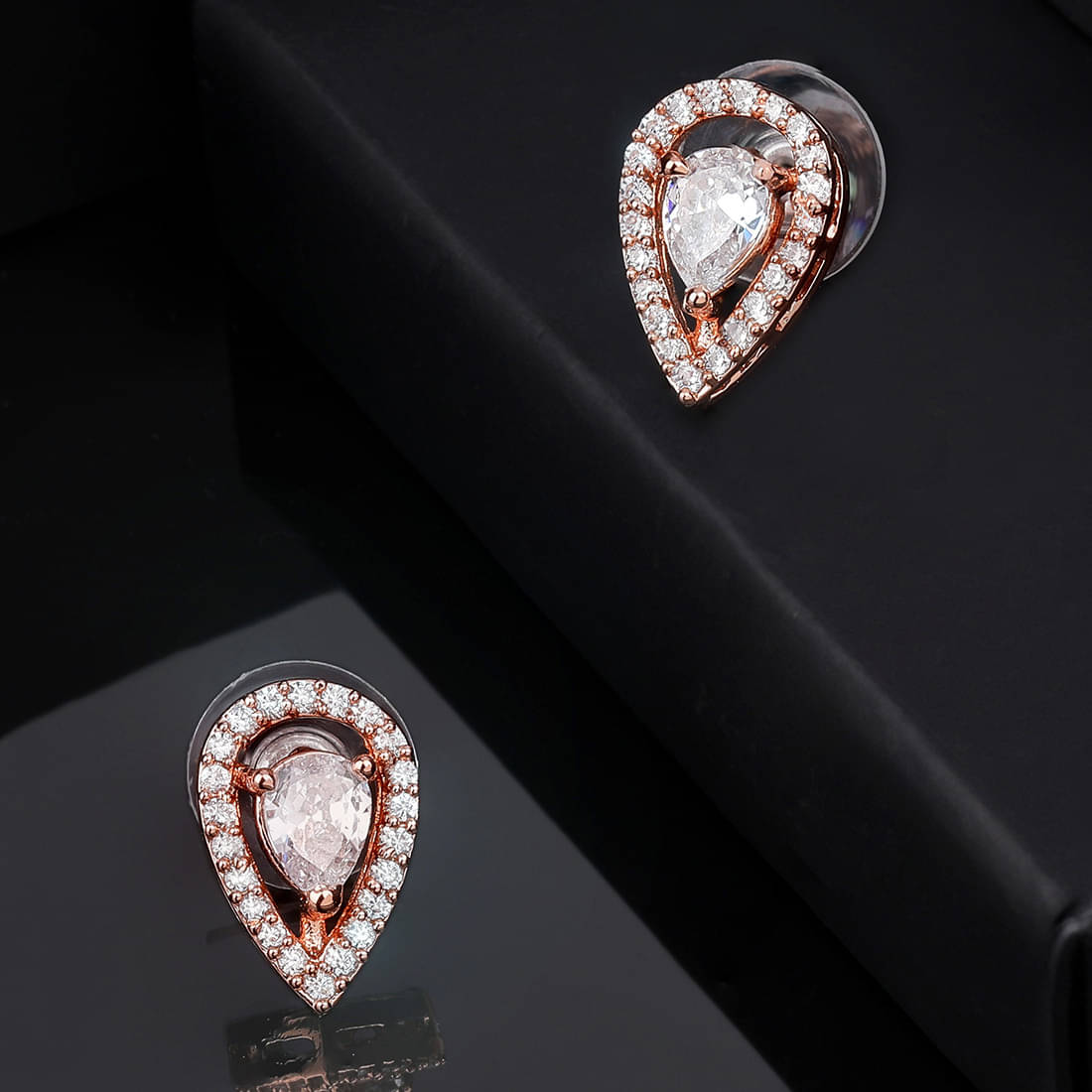     			Estele White Stud Earrings ( Pack of 1 )