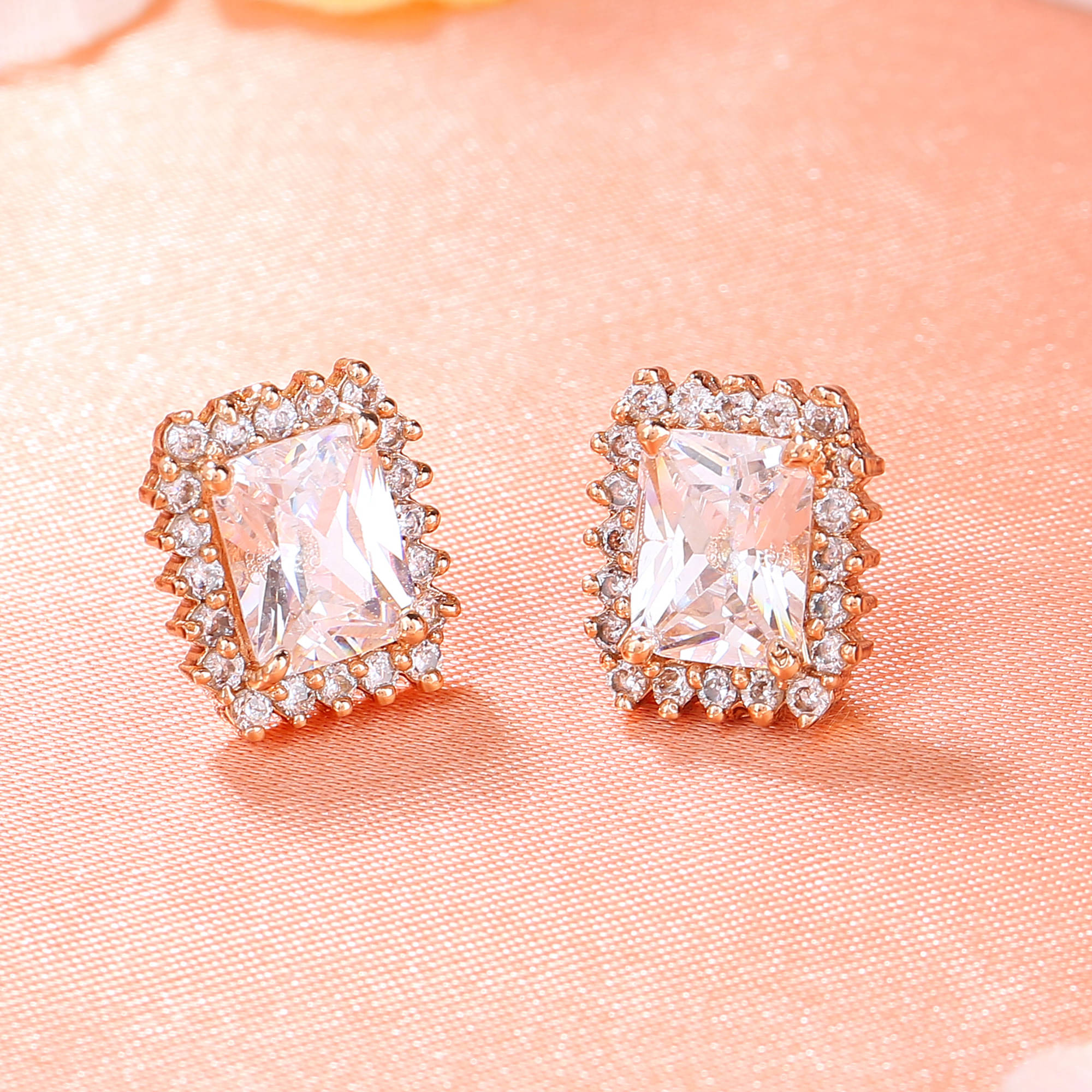     			Estele White Stud Earrings ( Pack of 1 )