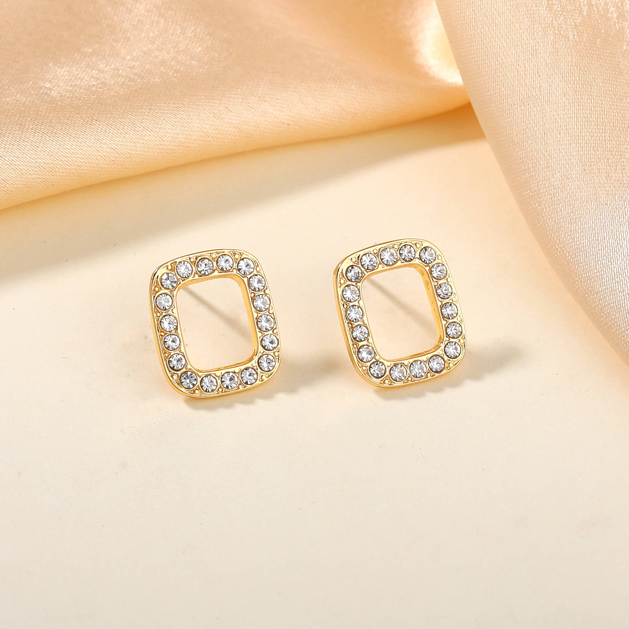     			Estele White Stud Earrings ( Pack of 1 )