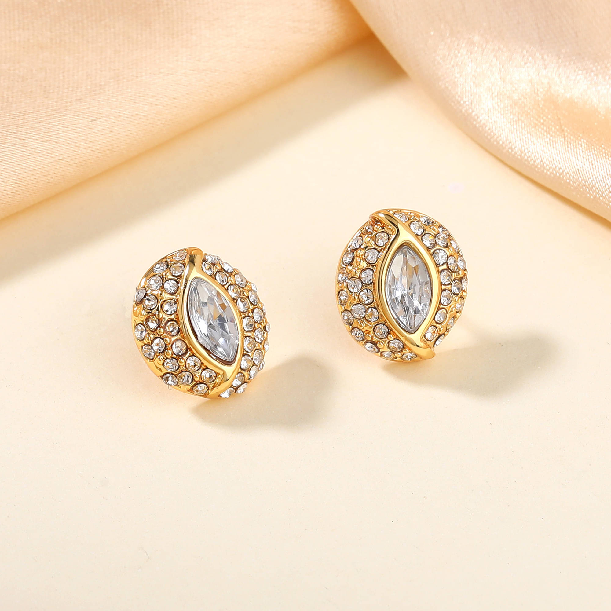     			Estele White Stud Earrings ( Pack of 1 )