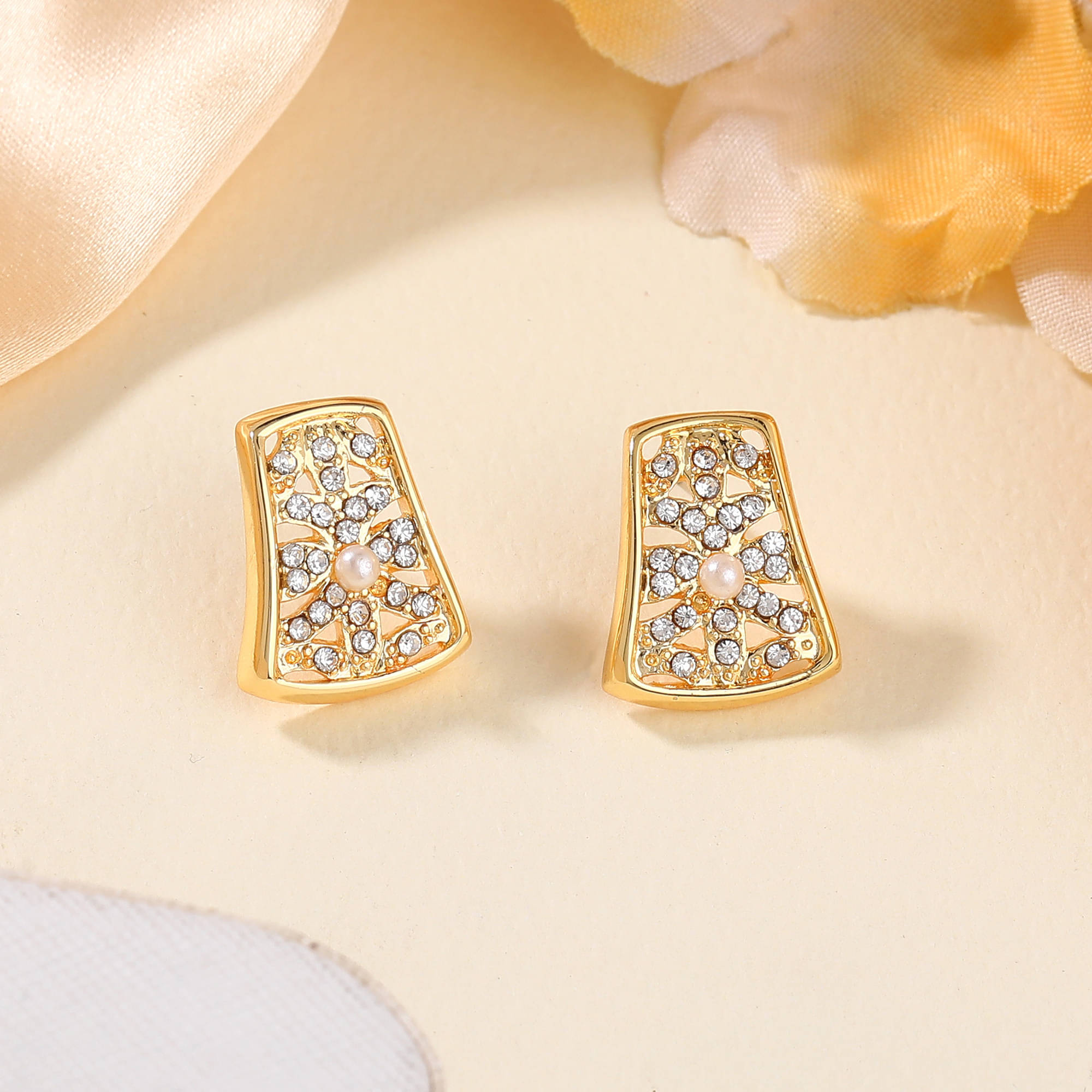     			Estele White Stud Earrings ( Pack of 1 )