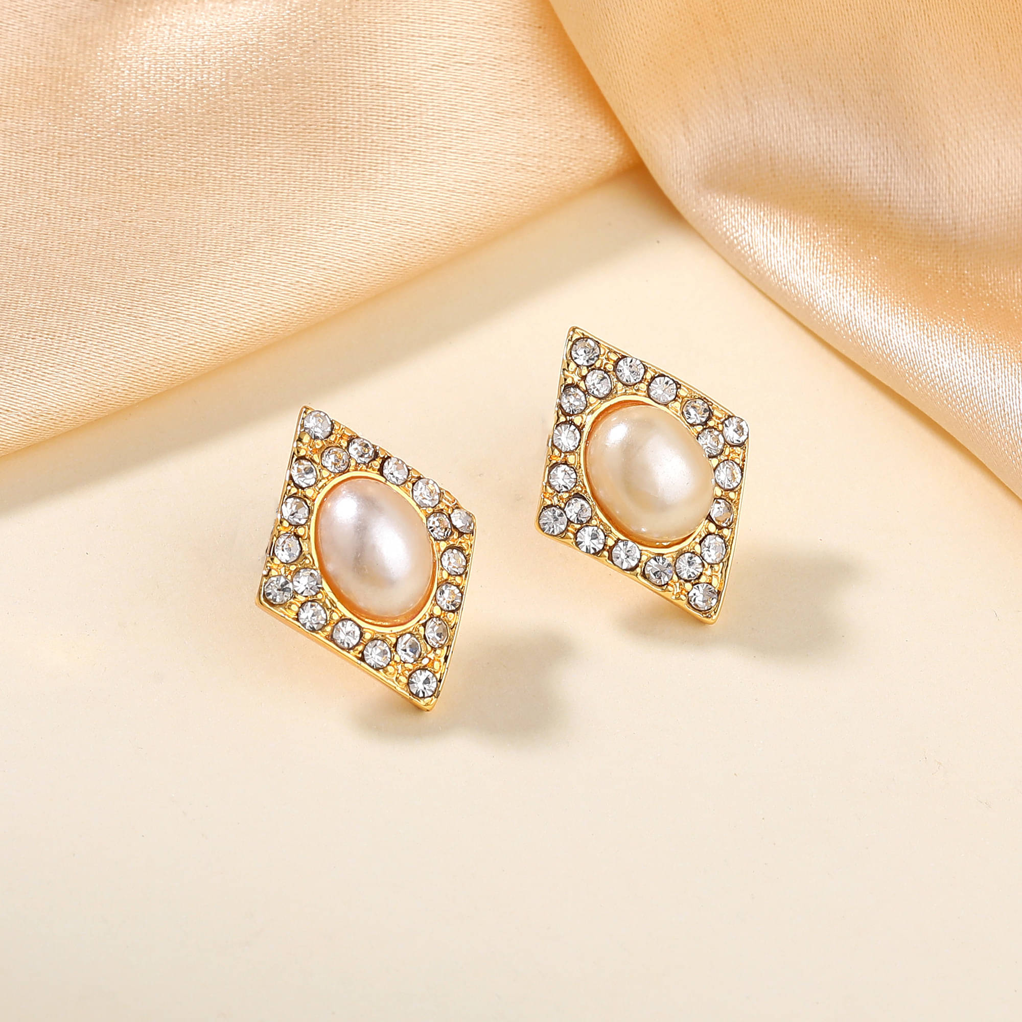     			Estele White Stud Earrings ( Pack of 1 )
