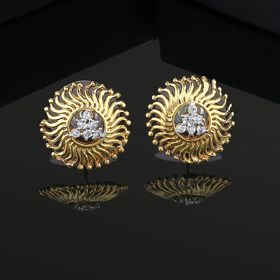     			Estele White Stud Earrings ( Pack of 1 )