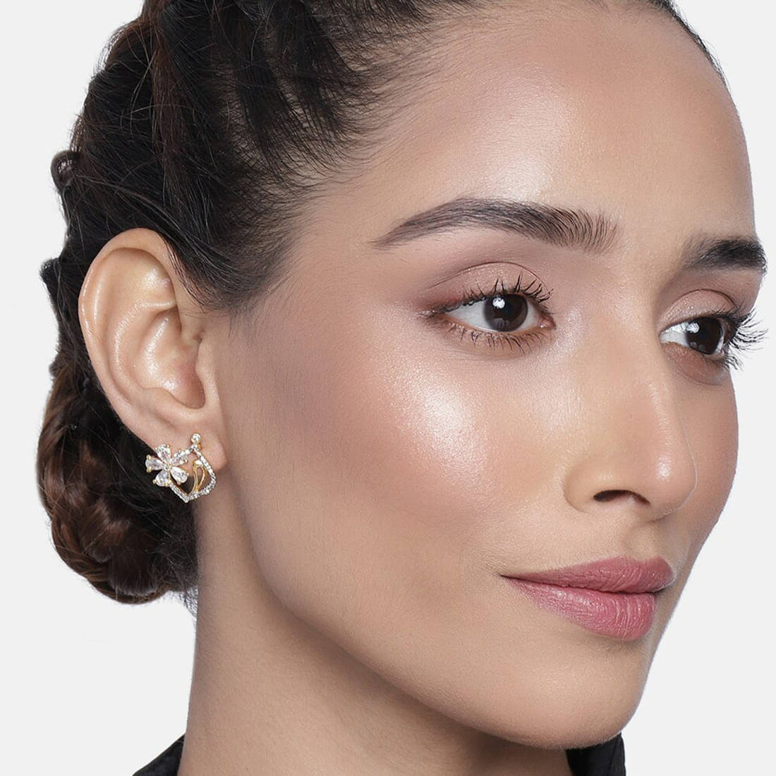     			Estele White Stud Earrings ( Pack of 1 )