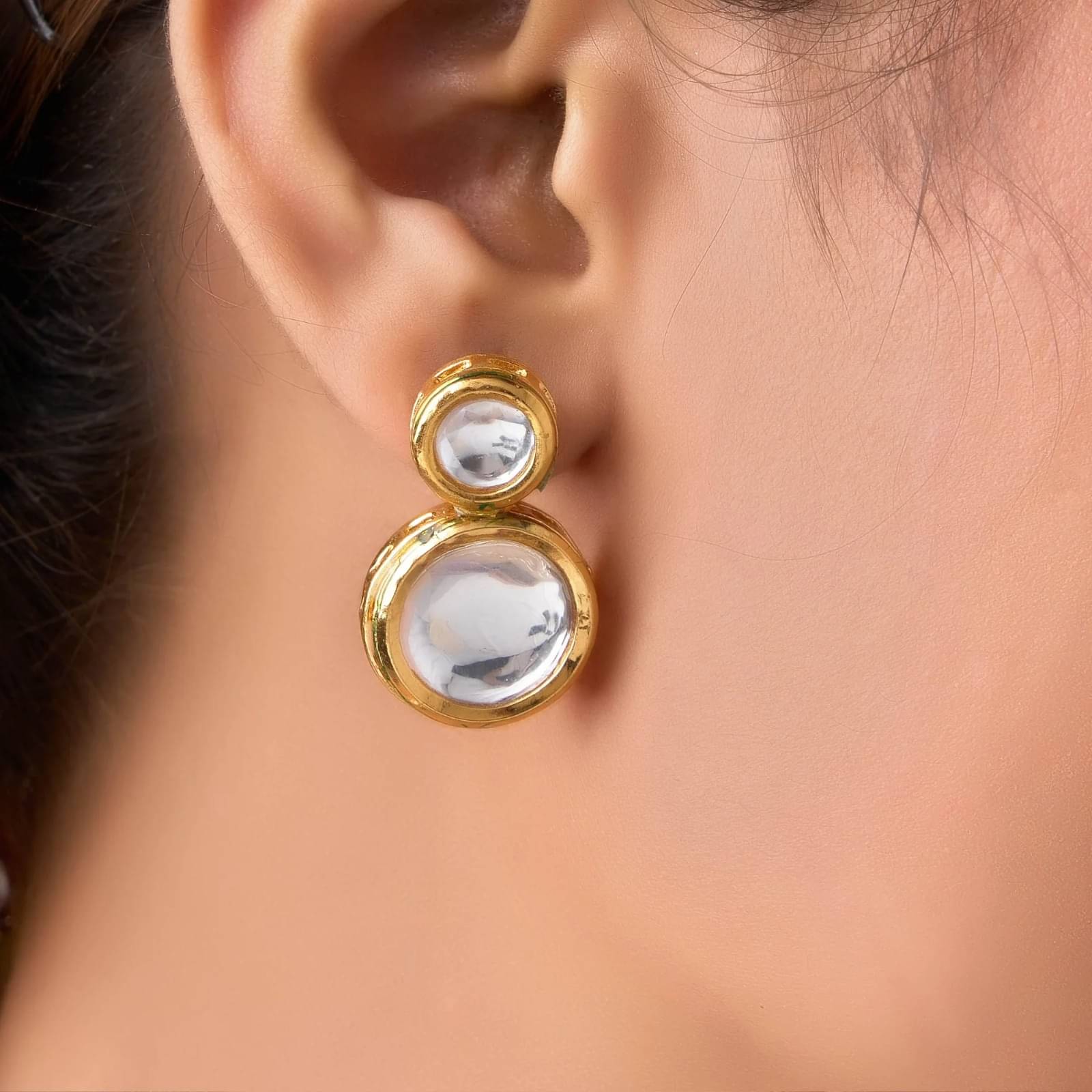     			Ridhi Sidhi Collection Gold Stud Earrings ( Pack of 1 )