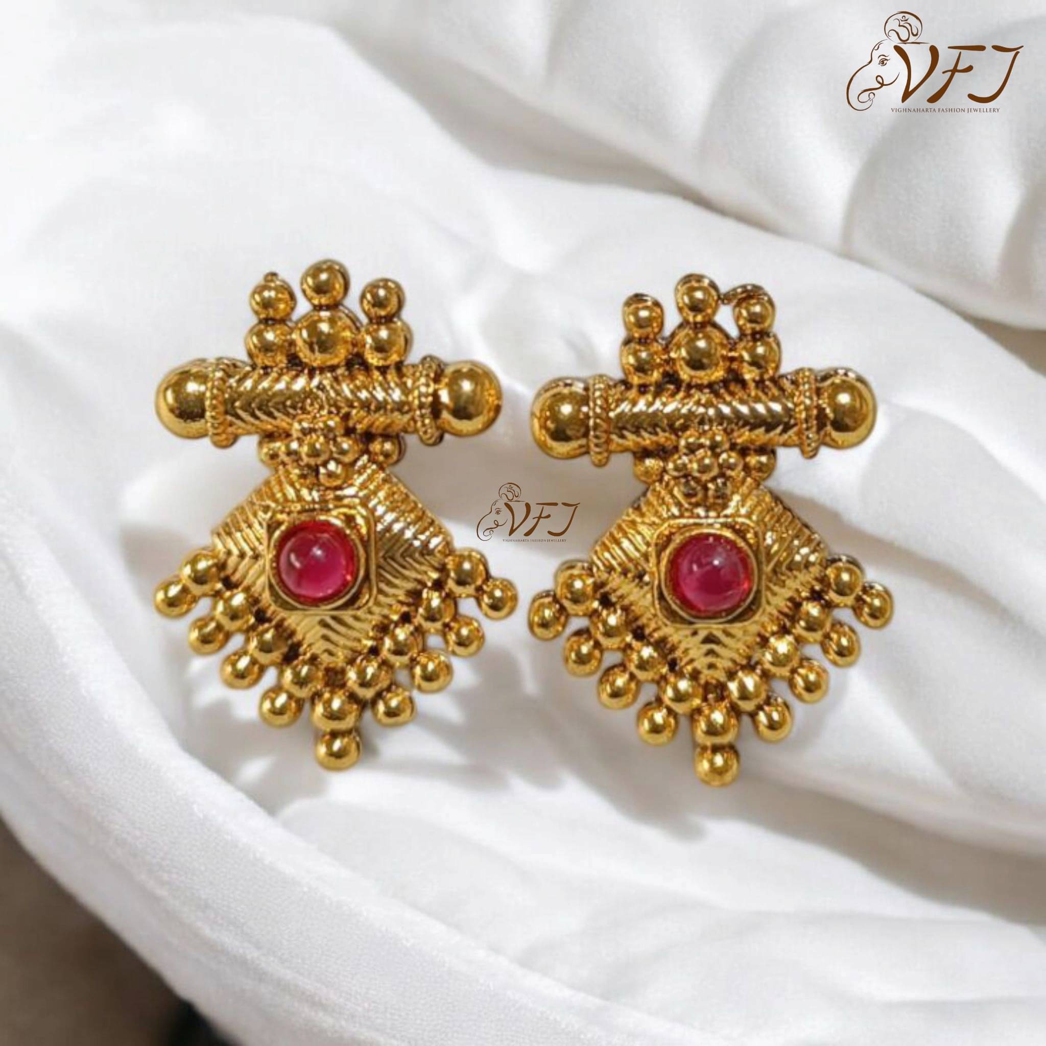     			Vighnaharta Golden Stud Earrings ( Pack of 1 )