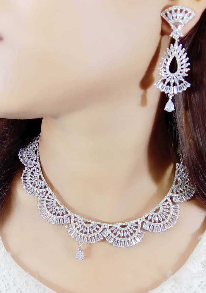     			Ladymania Silver Alloy Necklace Set ( Pack of 1 )