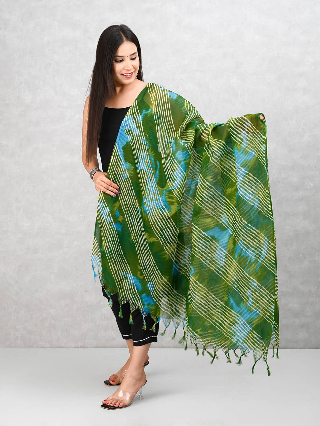     			Apratim Women Cotton Blend Dupatta ( Green , Pack of 1 )