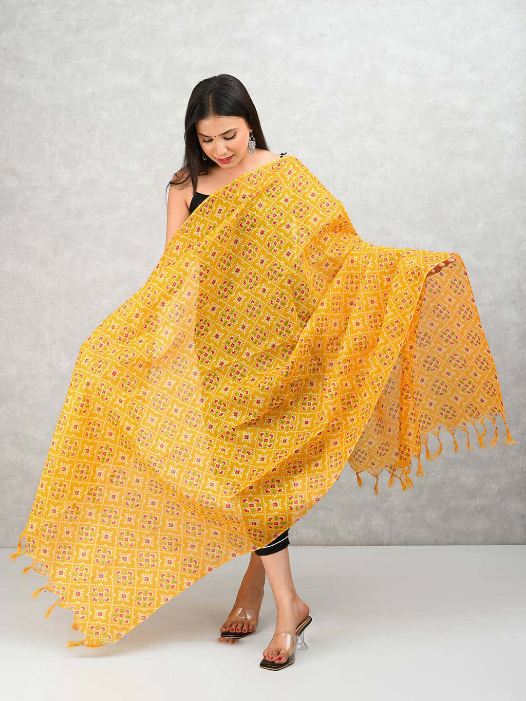     			Apratim Women Cotton Blend Dupatta ( Yellow , Pack of 1 )
