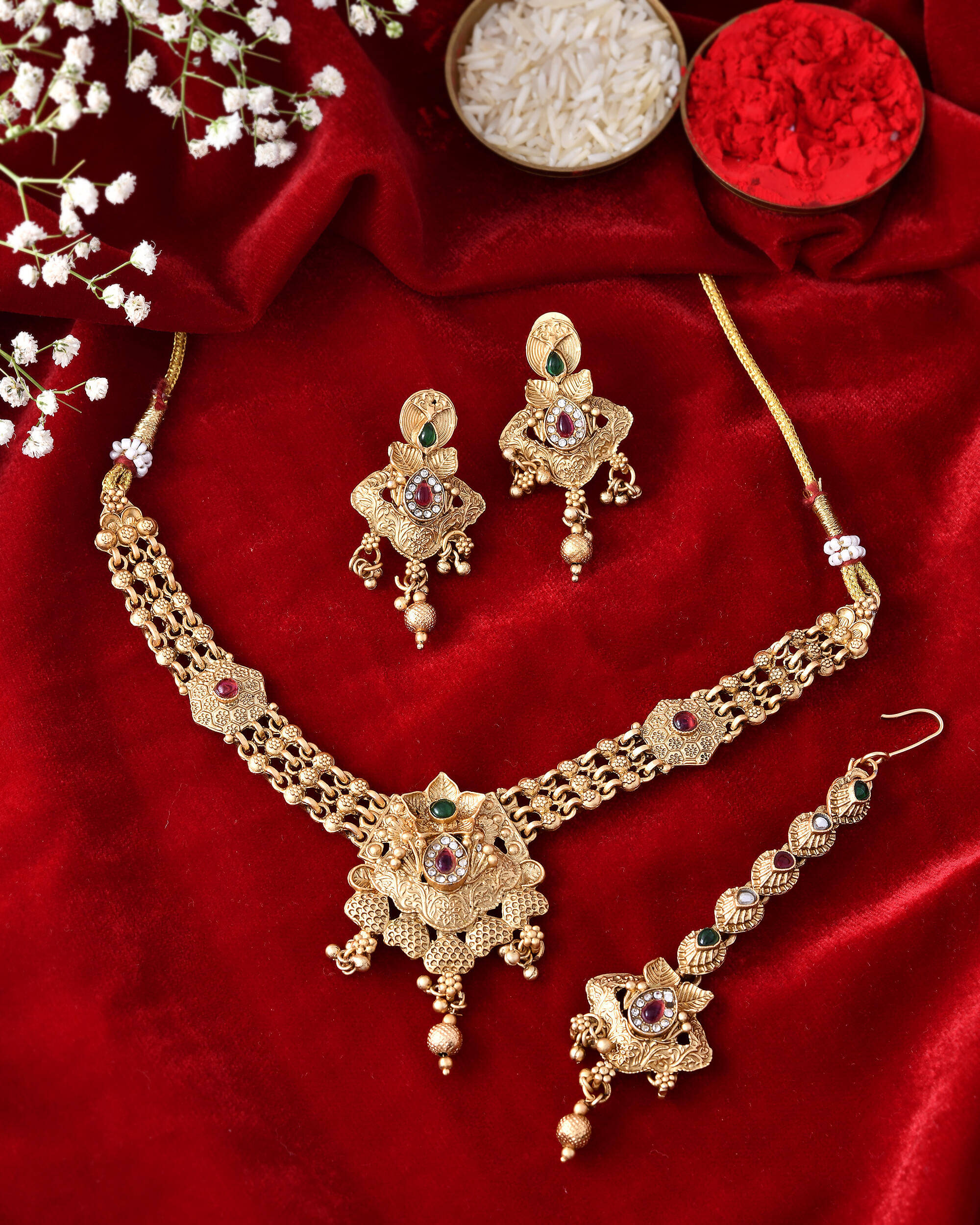     			Jewels Nest Golden Stainless Steel Necklace Set ( Pack of 1 )