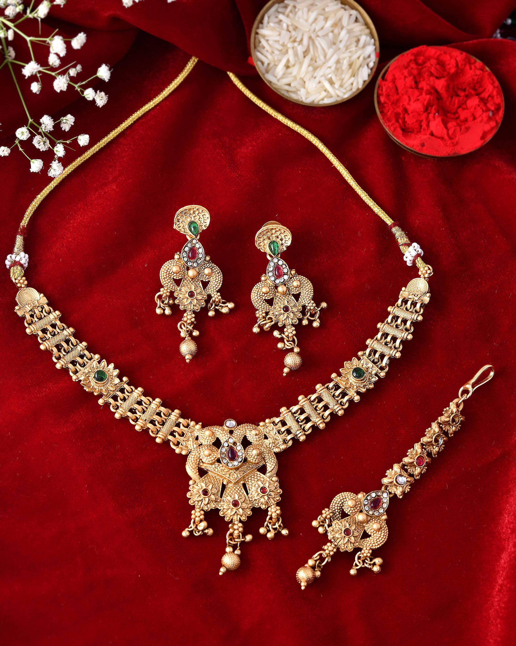     			Jewels Nest Golden Stainless Steel Necklace Set ( Pack of 1 )
