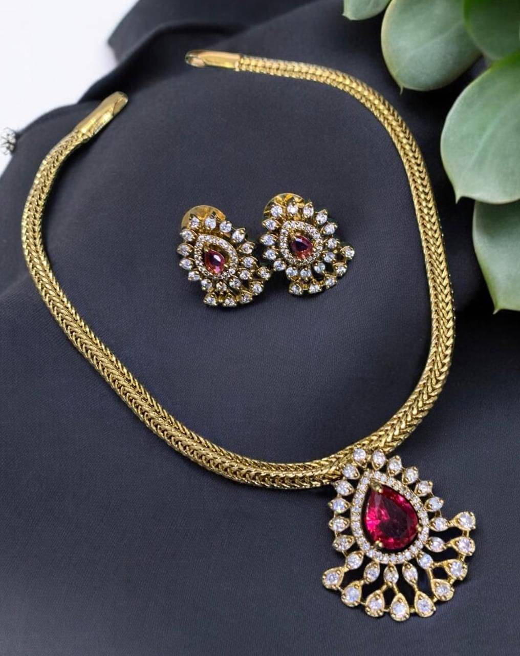     			KC JEWELS Red Brass Necklace Set ( Pack of 1 )