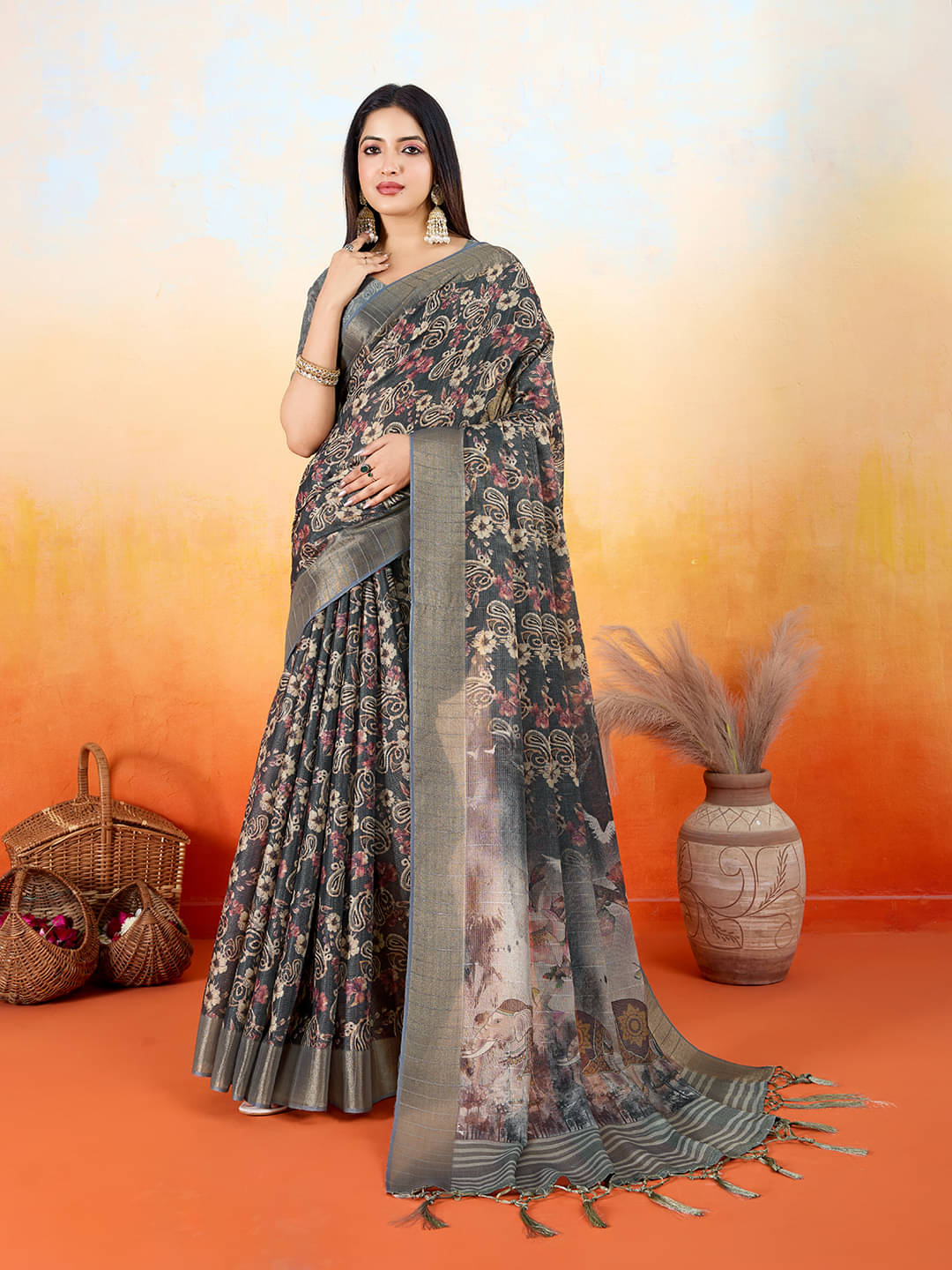     			Rekha Maniyar Silk Blend Printed Saree With Unstitched Blouse Piece ( Grey )