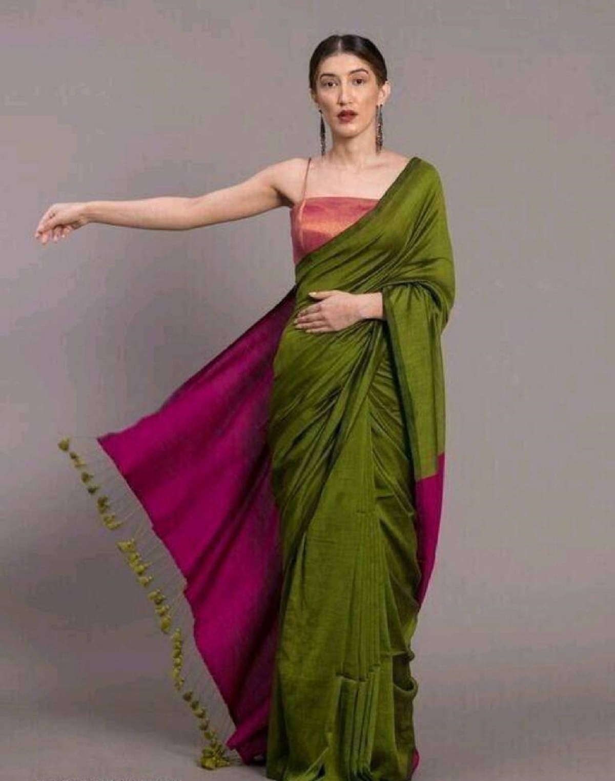 BRYNBRIT Cotton Blend Colorblock Saree With Unstitched Blouse Piece ( Green ) BRYNBRIT Cotton Blend Colorblock Saree With Unstitched Blouse Piece ( Green )
