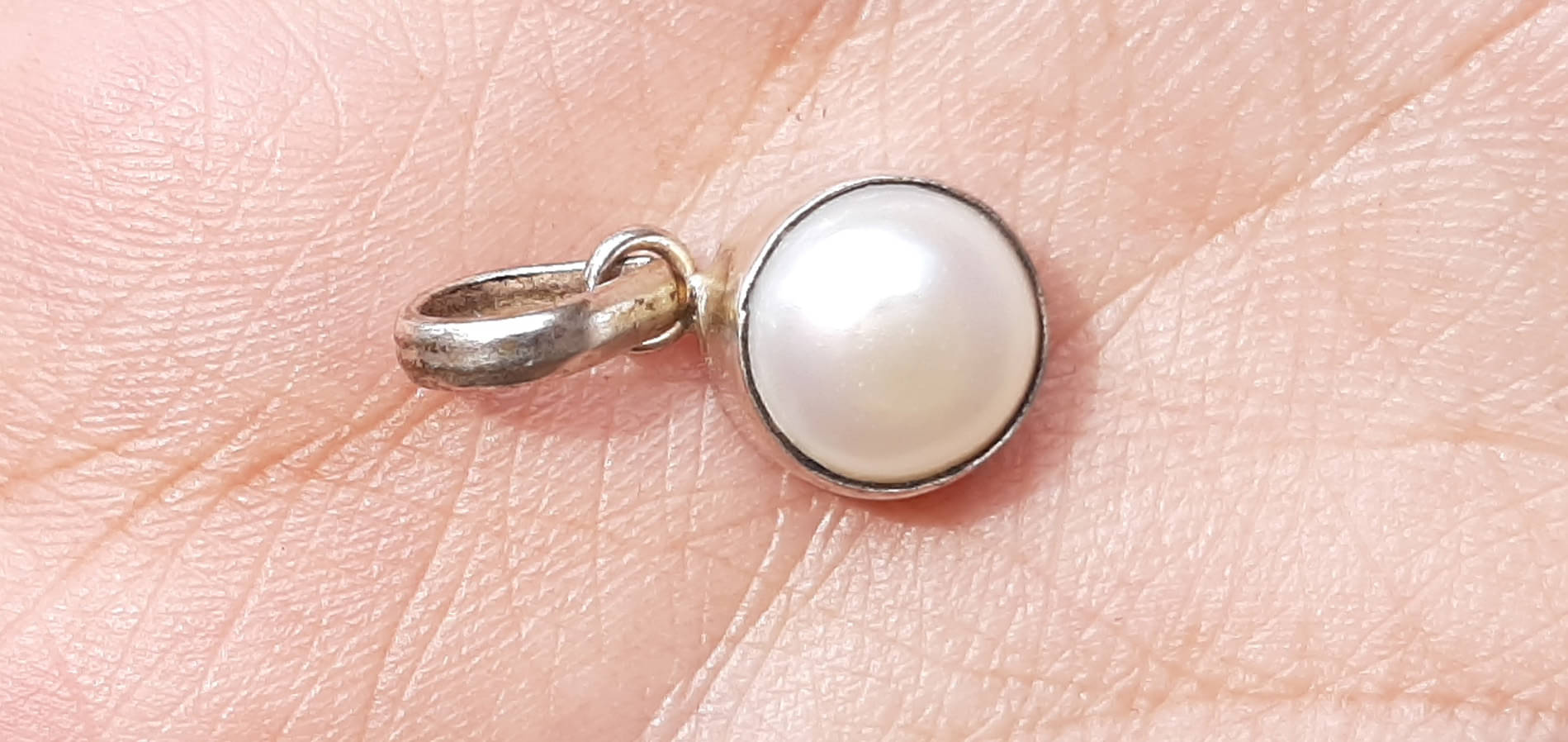     			NATURAL AND CERTIFIED TOP QUALITY MOTI SILVER PLATED PENDENT