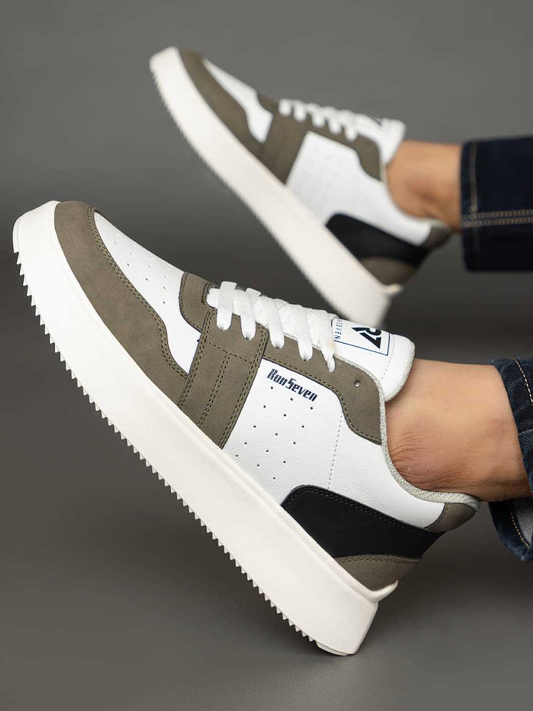     			RUN SEVEN Green Men's Sneakers