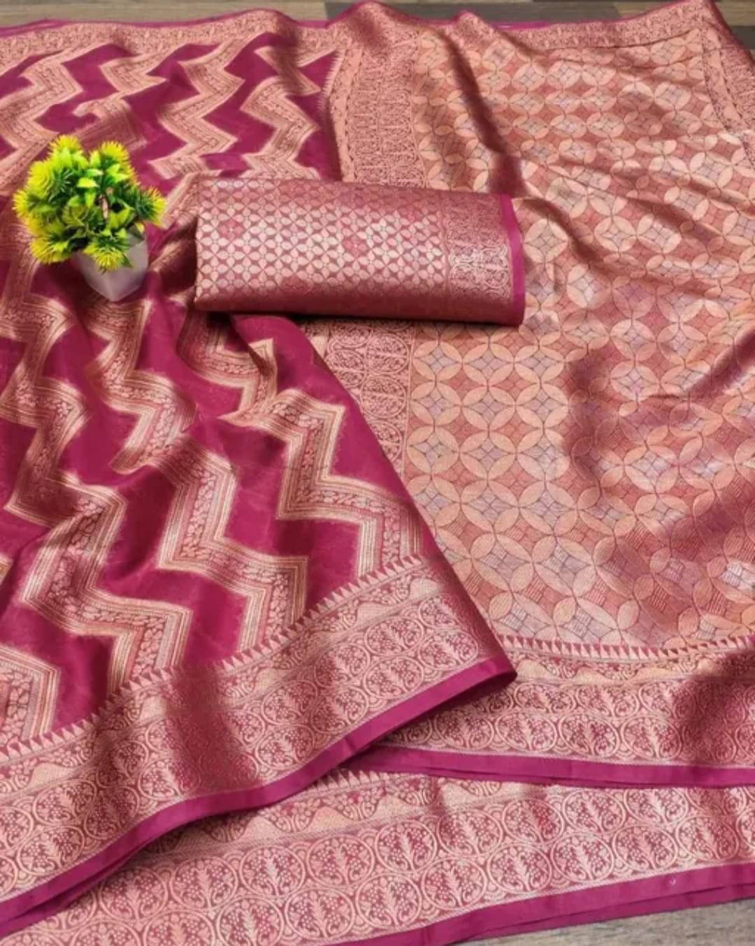     			JIRA Organza Embellished Saree With Unstitched Blouse Piece ( Pink )