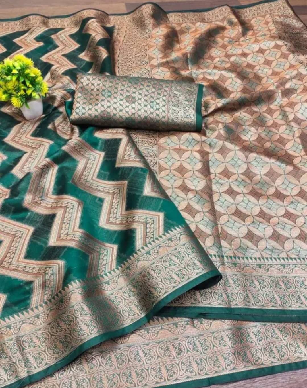     			JIRA Organza Embellished Saree With Unstitched Blouse Piece ( Green )