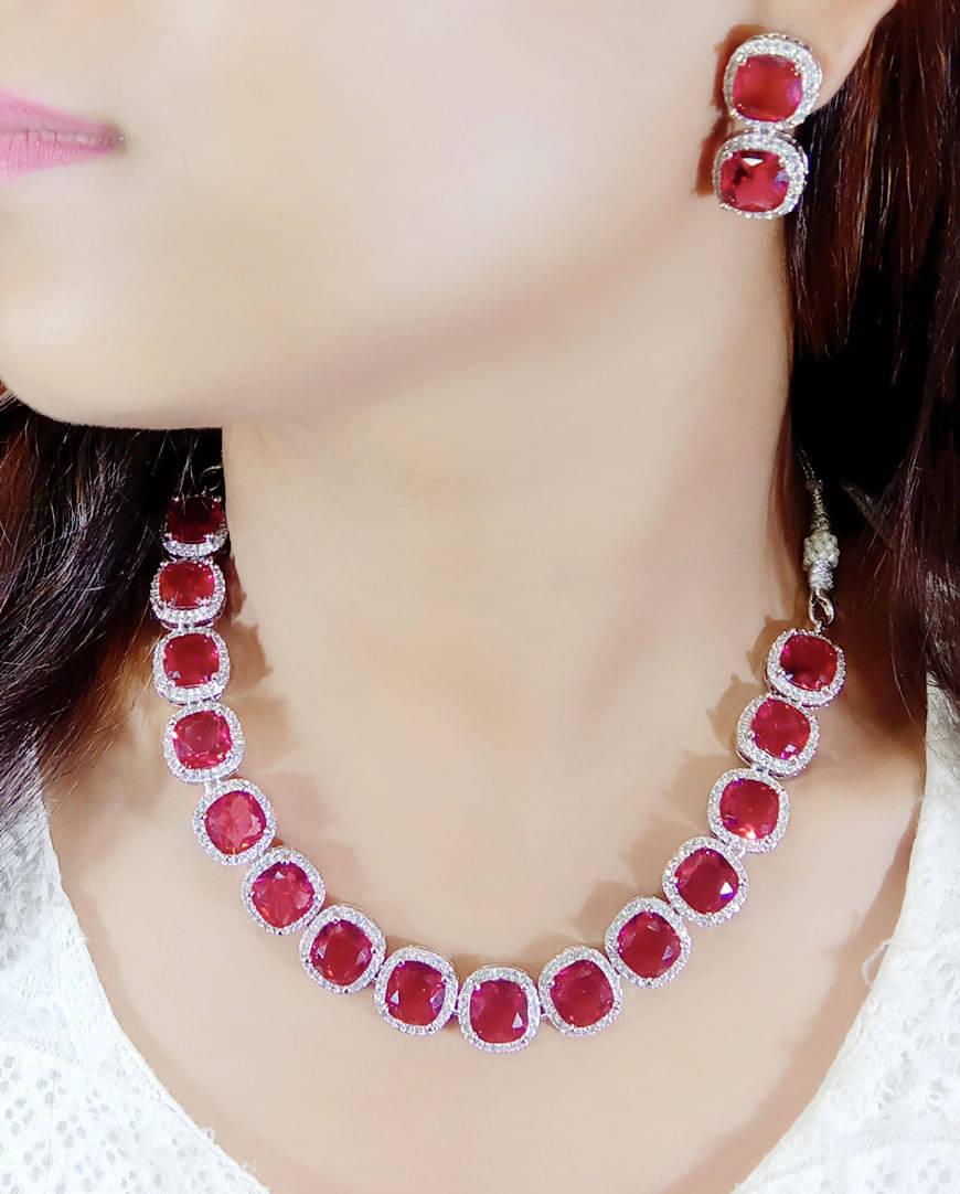     			Ladymania Red Alloy Necklace Set ( Pack of 1 )