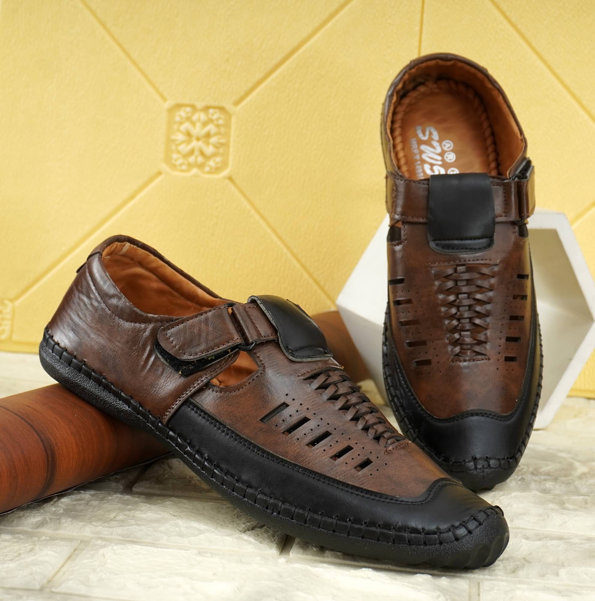     			Zeer Brown Men's Mojaris