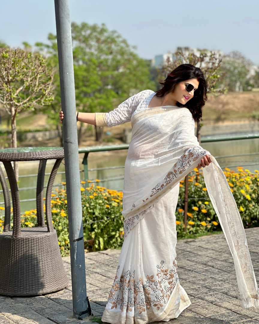 BYUPRI Chanderi Embroidered Saree With Unstitched Blouse Piece ( White ) - Sarees | Buy online on ZillyBuy