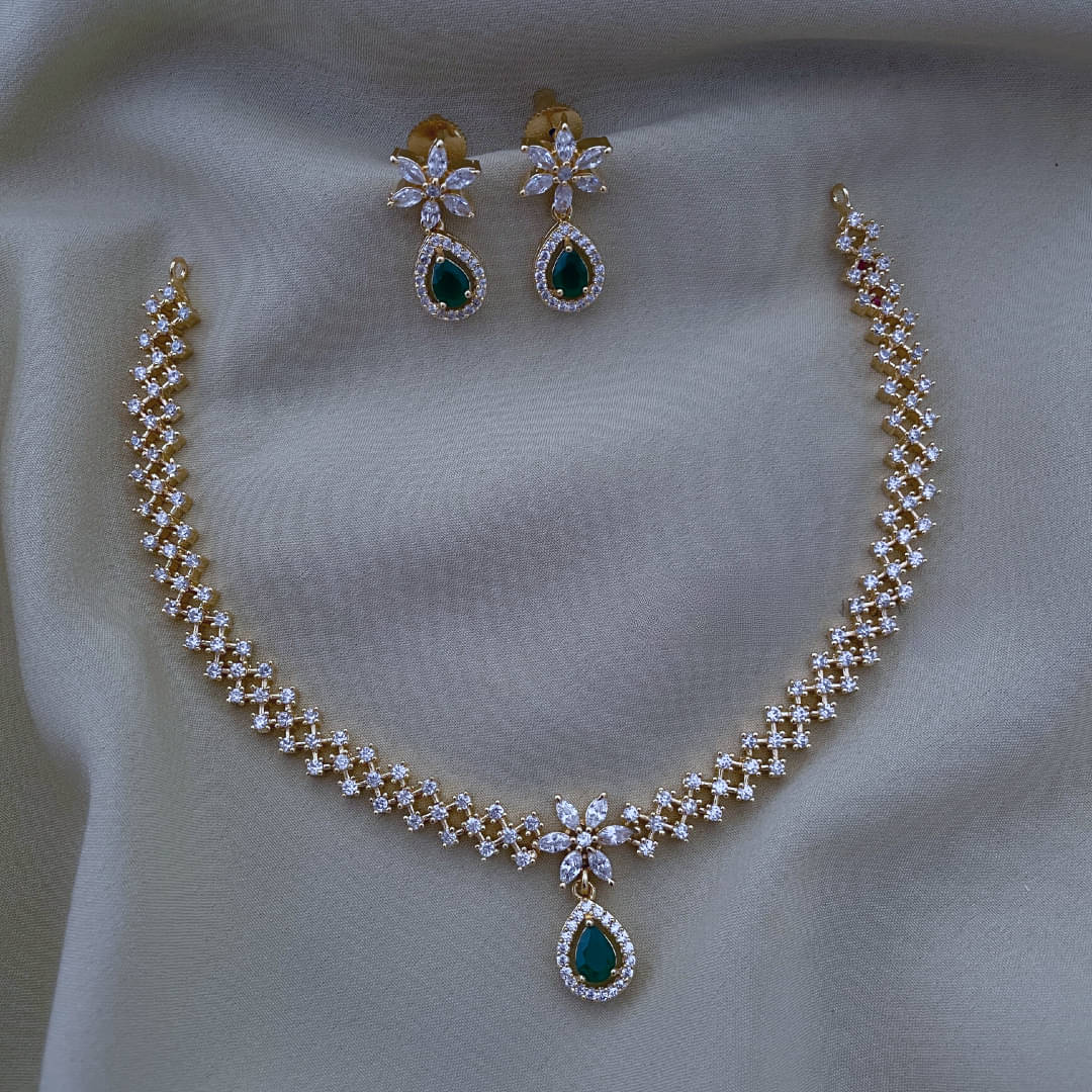     			ROFARWORD Gold Brass Necklace Set ( Pack of 1 )