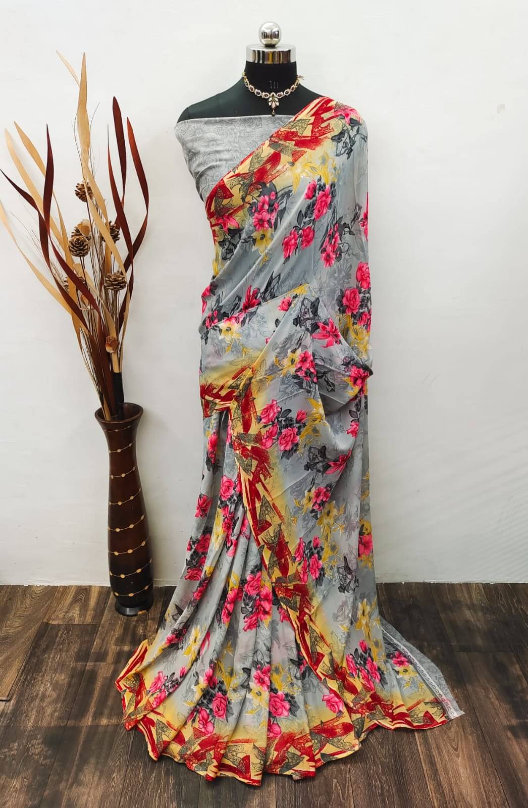 Maayro Georgette Printed Saree With Unstitched Blouse Piece ( Grey ) Maayro Georgette Printed Saree With Unstitched Blouse Piece ( Grey )