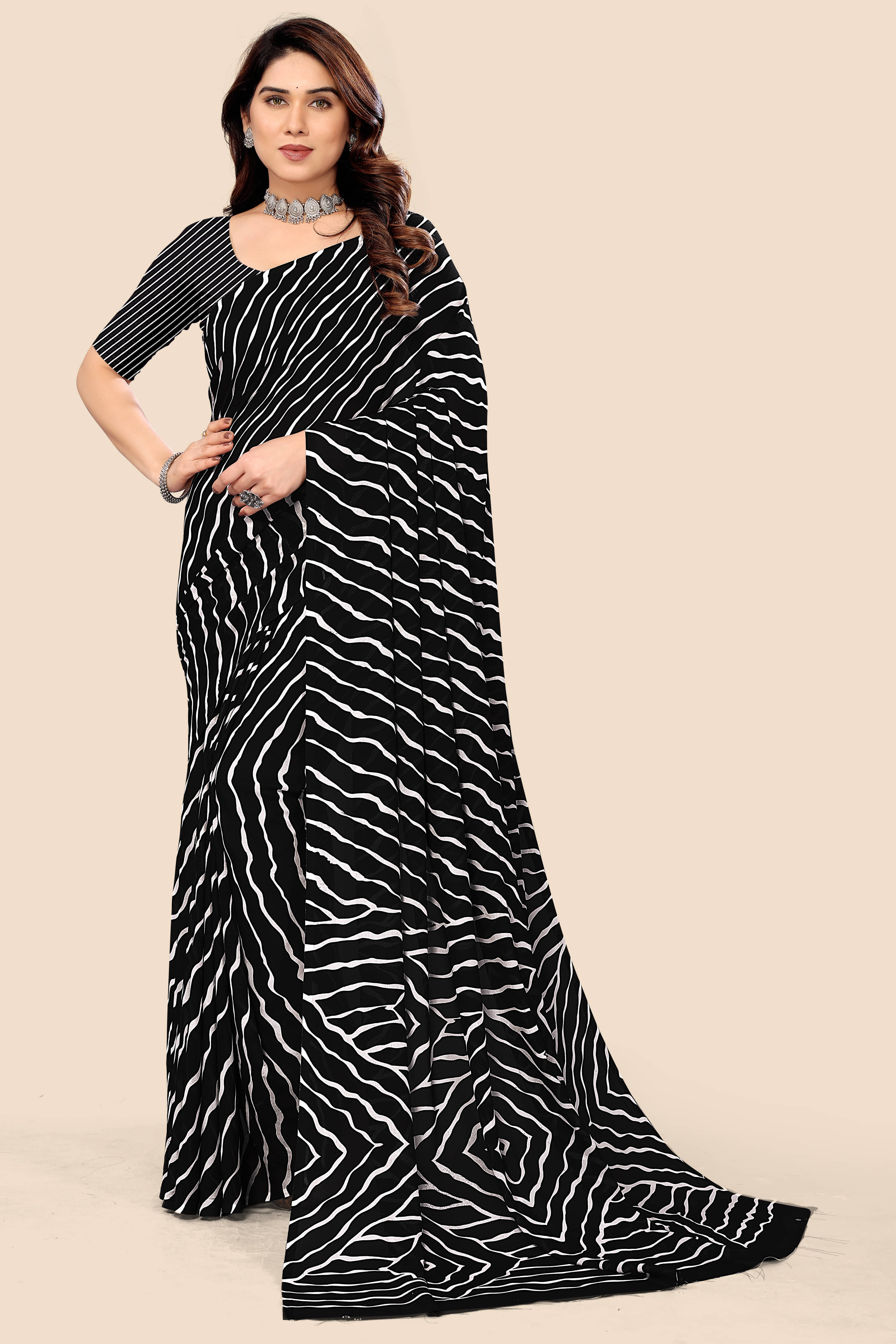 Maayro Georgette Printed Saree With Unstitched Blouse Piece ( Black ) Maayro Georgette Printed Saree With Unstitched Blouse Piece ( Black )