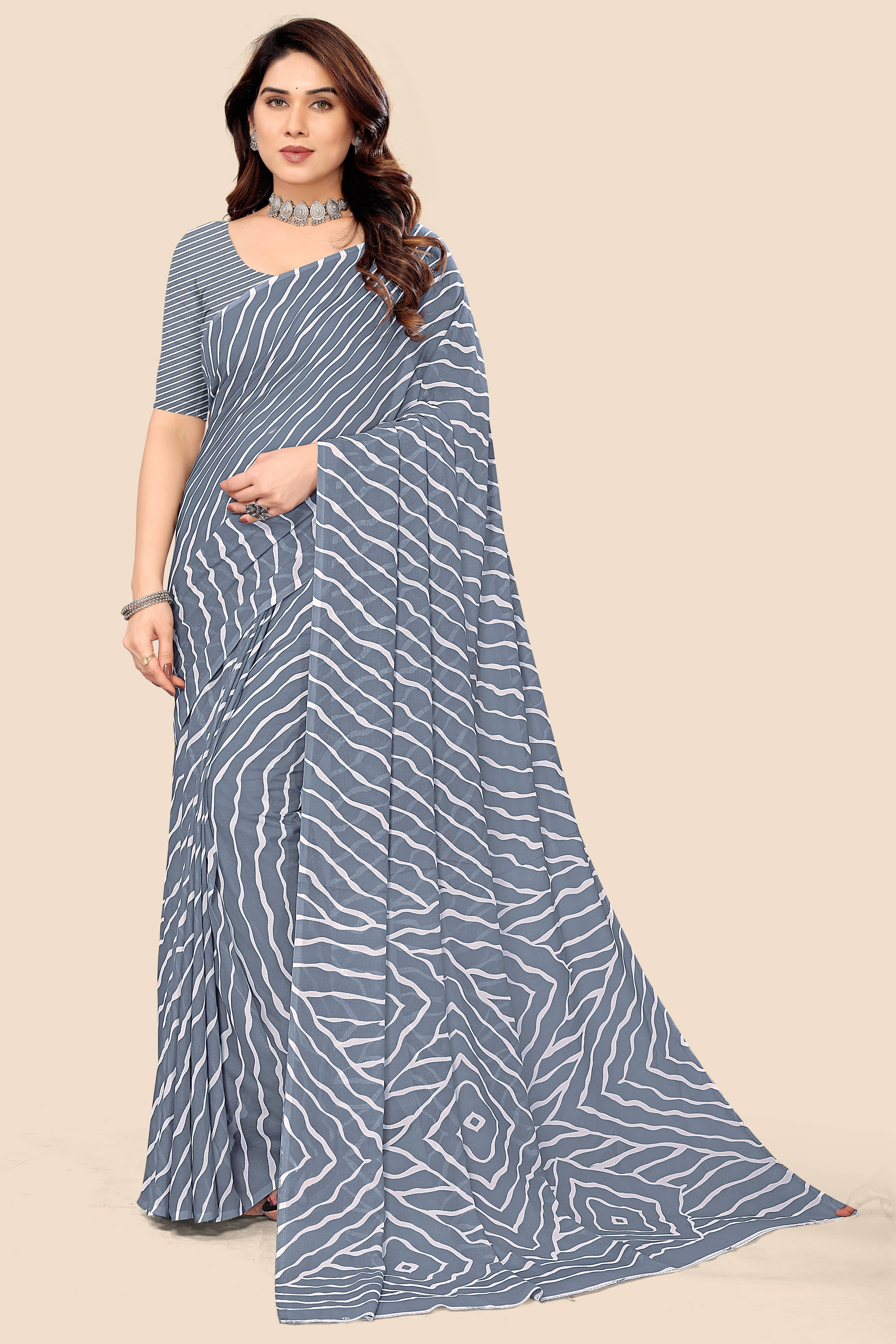 Maayro Georgette Printed Saree With Unstitched Blouse Piece ( Grey ) Maayro Georgette Printed Saree With Unstitched Blouse Piece ( Grey )